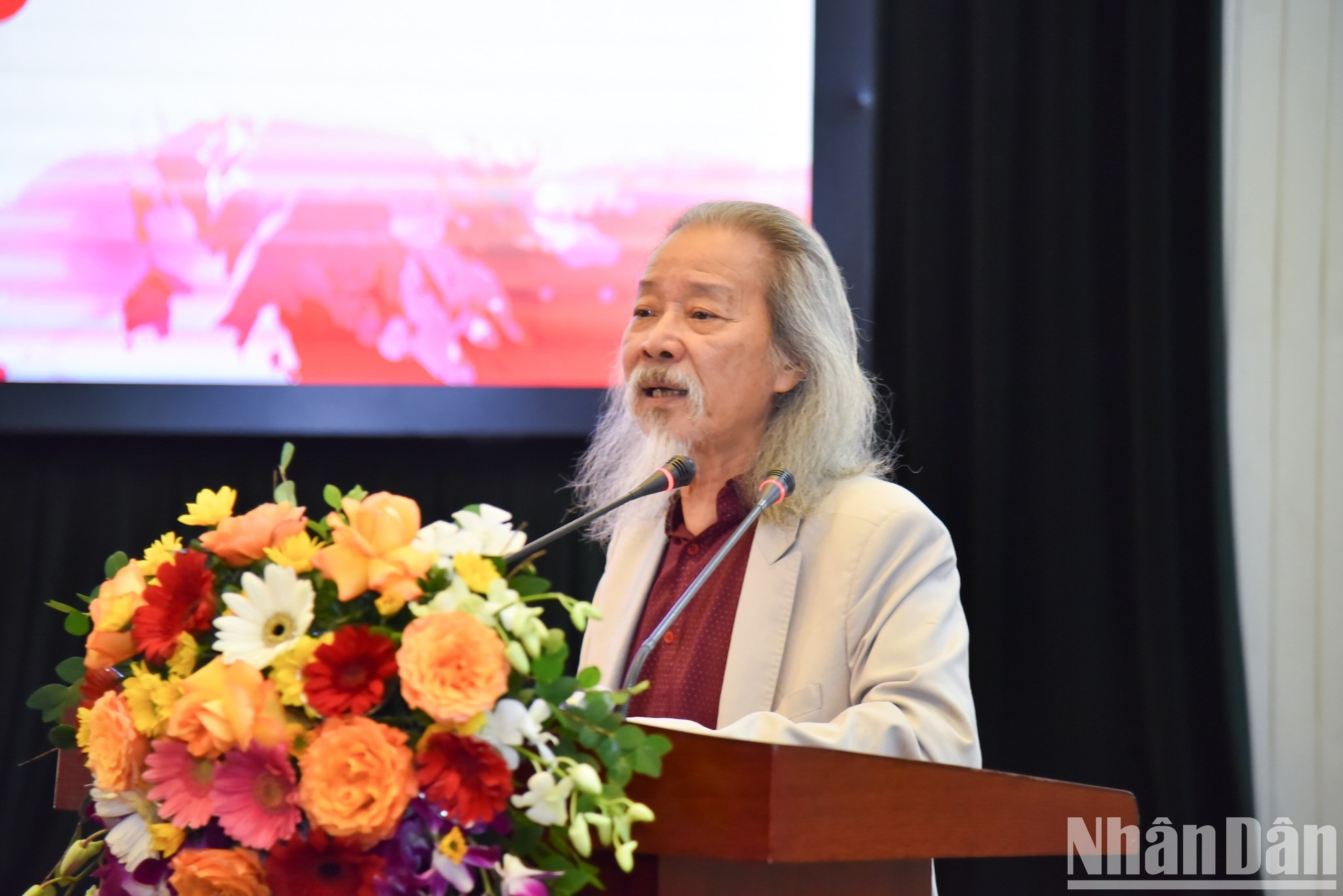 El músico Van Thao, hijo mayor de Van Cao, interviene en la cita.