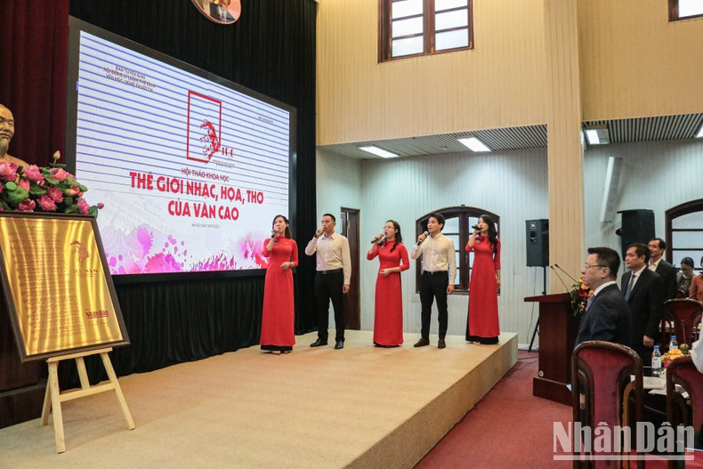 Jóvenes del periódico Nhan Dan interpretan la canción "Tien Quan ca" (Marcha al frente), el himno nacional de Vietnam, compuesta por el músico Van Cao.