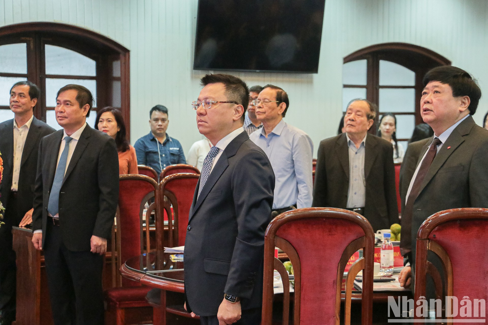 Los delegados se emocionan cuando se entonan las notas de la canción Tien Quan Ca, el himno nacional de Vietnam.