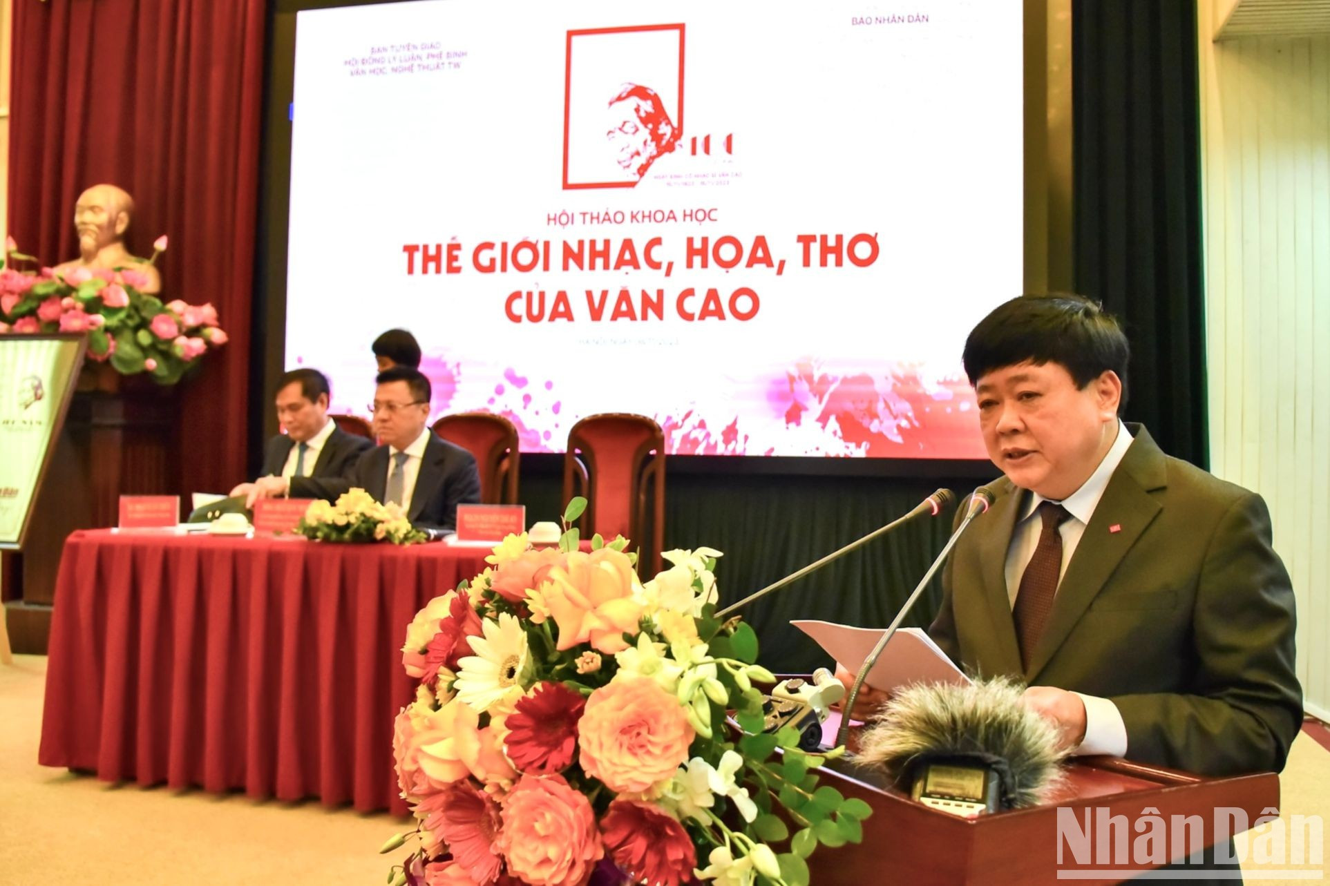 Nguyen The Ky, presidente del Consejo Central de Teoría y Crítica de la Literatura y el Arte de Vietnam, habla en el evento.