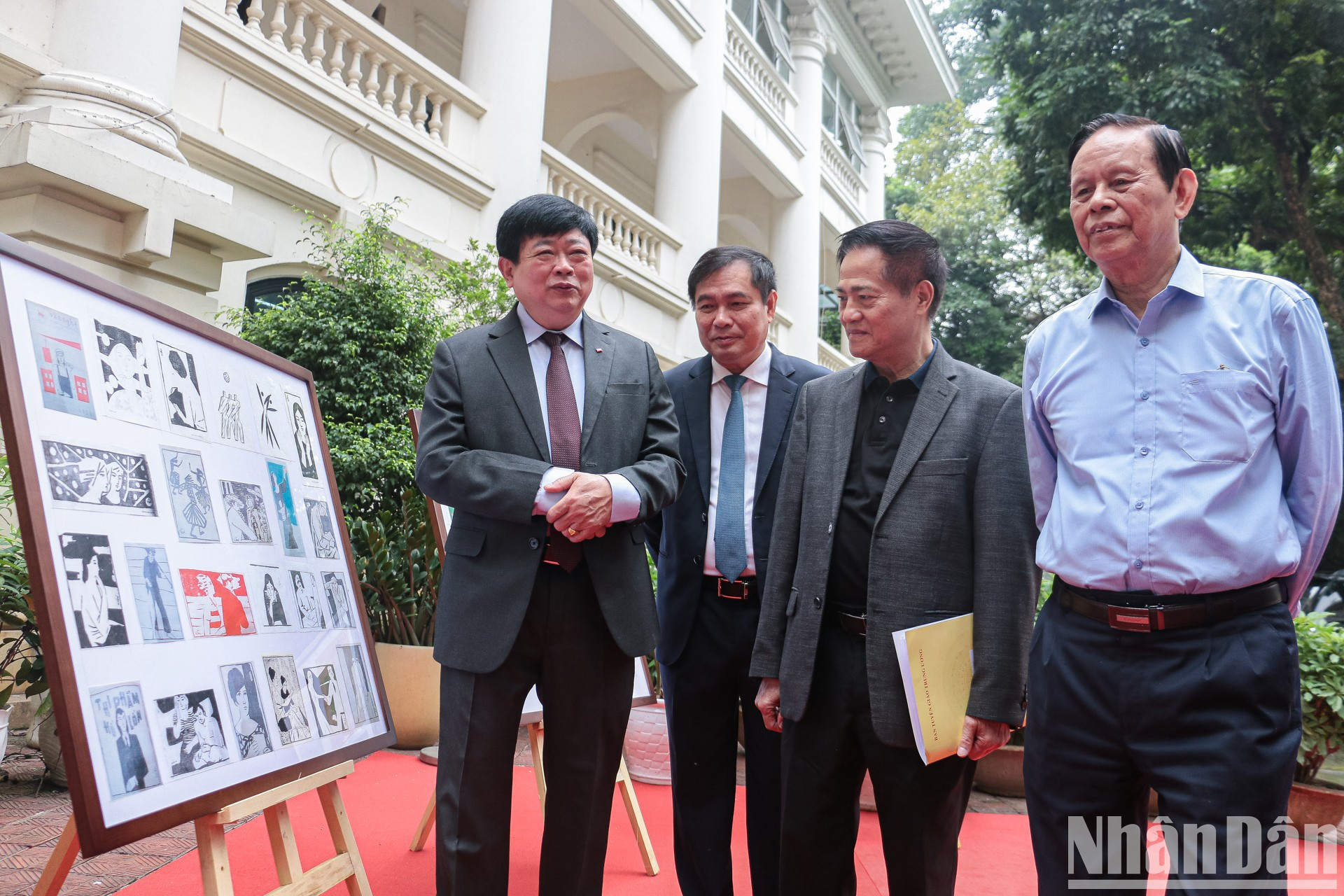 Delegados visitan el espacio de exhibición.