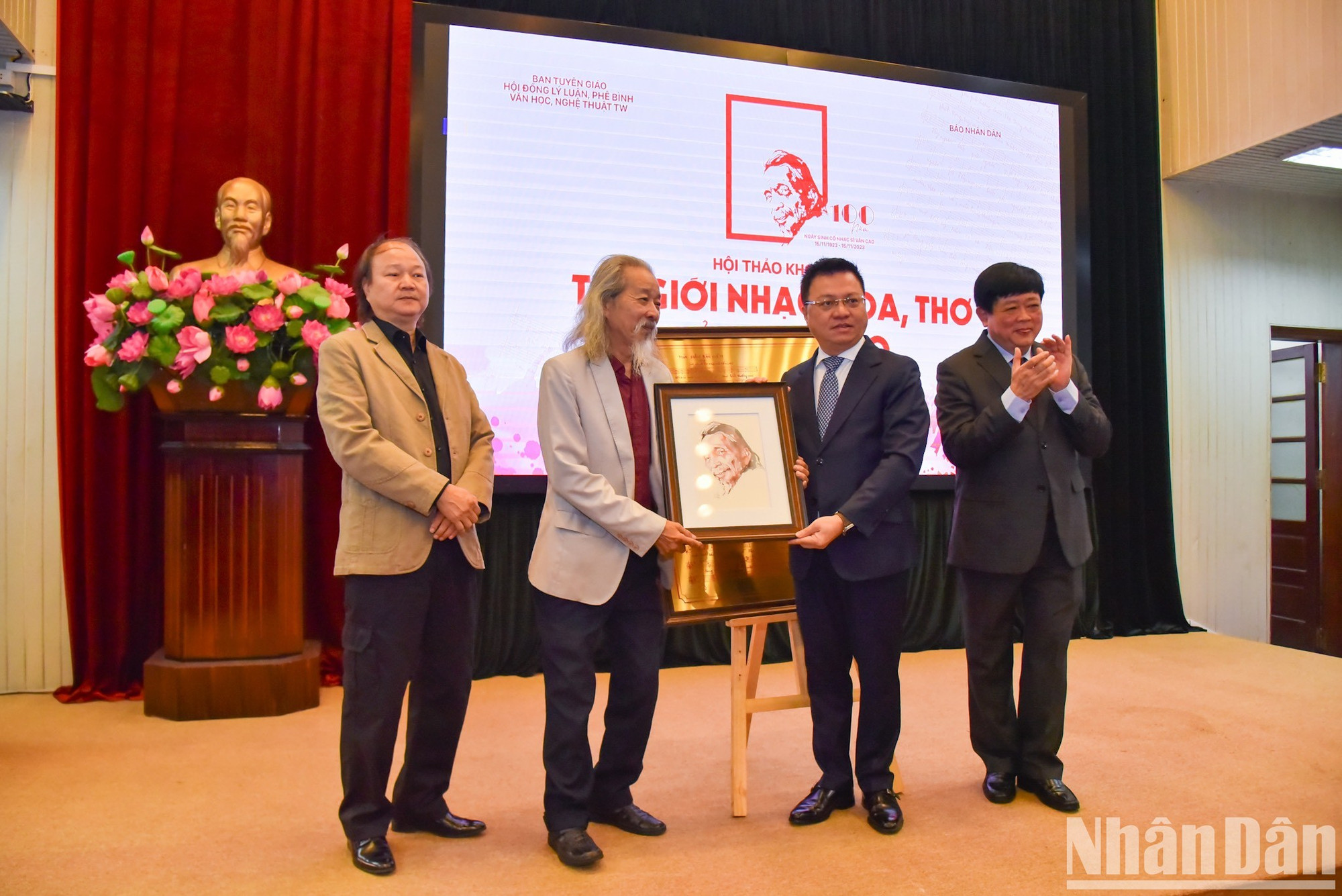 Le Quoc Minh, miembro del Comité Central del Partido, presidente-editor del diario Nhan Dan, subjefe de la Comisión de Comunicación y Educación del Comité Central del Partido y titular de la Asociación de Peridotitas del país, y Nguyen The Ky, presidente del Consejo Central de Teoría y Crítica de la Literatura y el Arte, entrega un regalo especial al representante de la familia del músico Van Cao.
