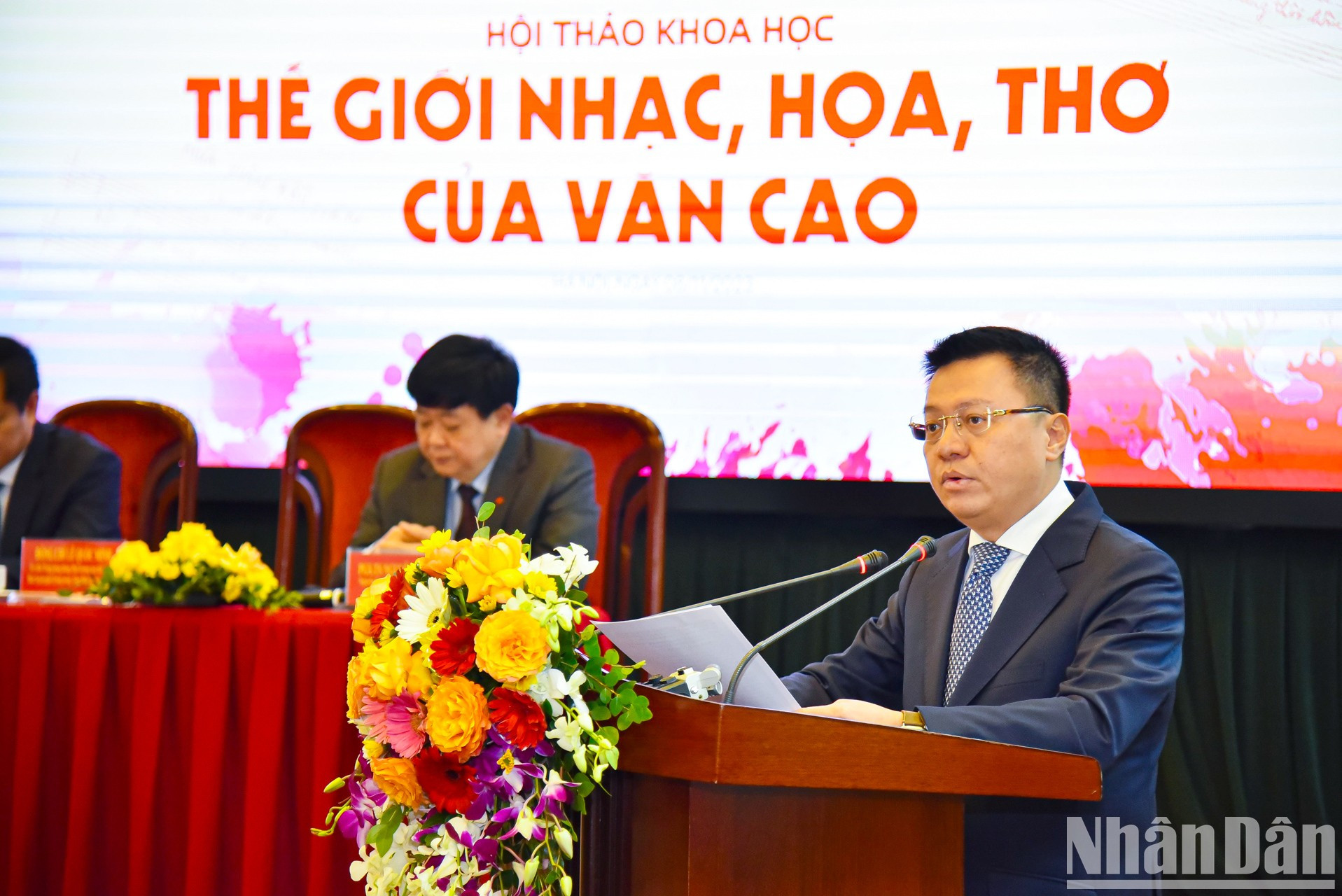 Quoc Minh habla en cita.