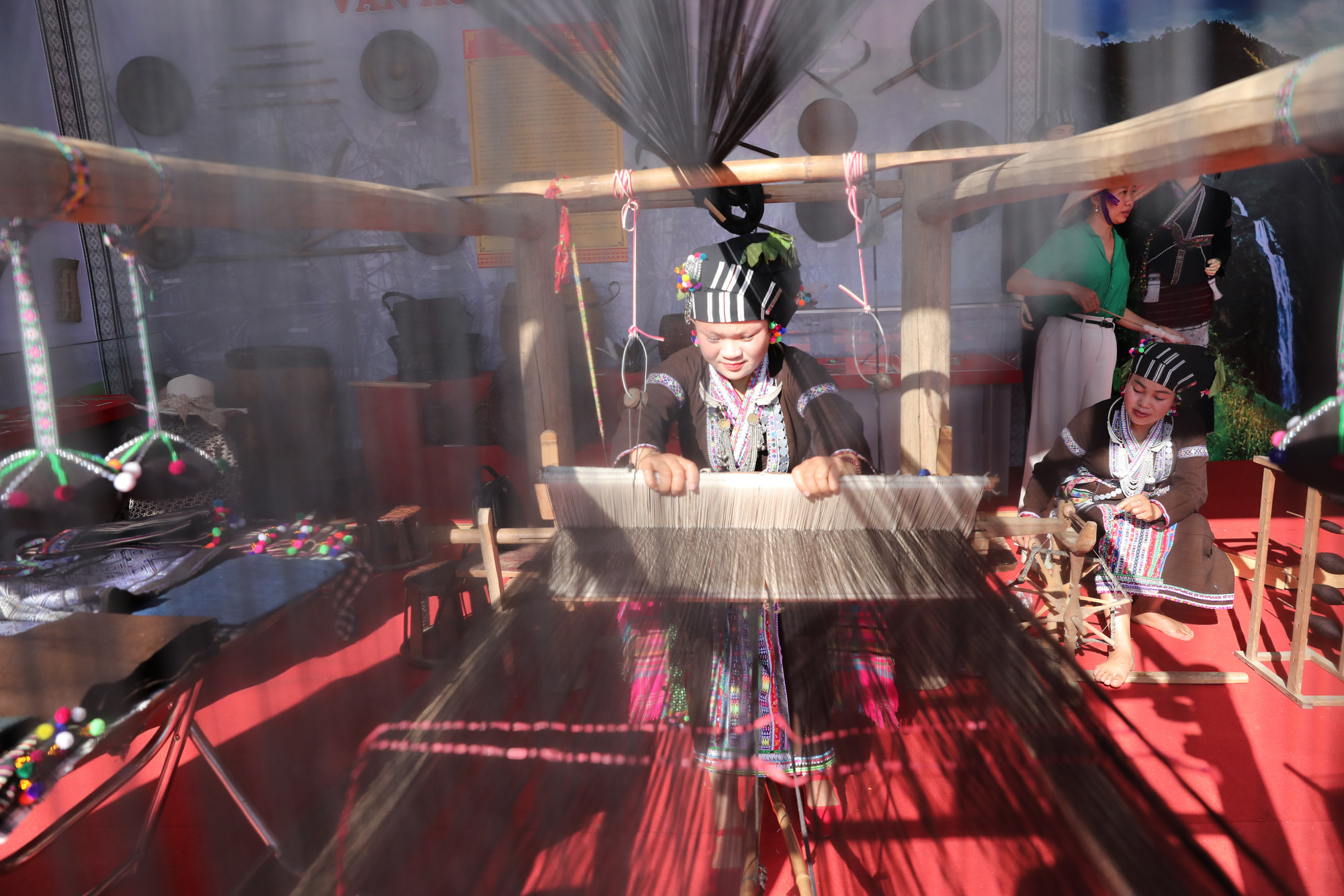 Las mujeres del grupo étnico Lu presentan su oficio tradicional de tejido de brocado. Las mujeres del grupo étnico Lu presentan su oficio tradicional de tejido de brocado.