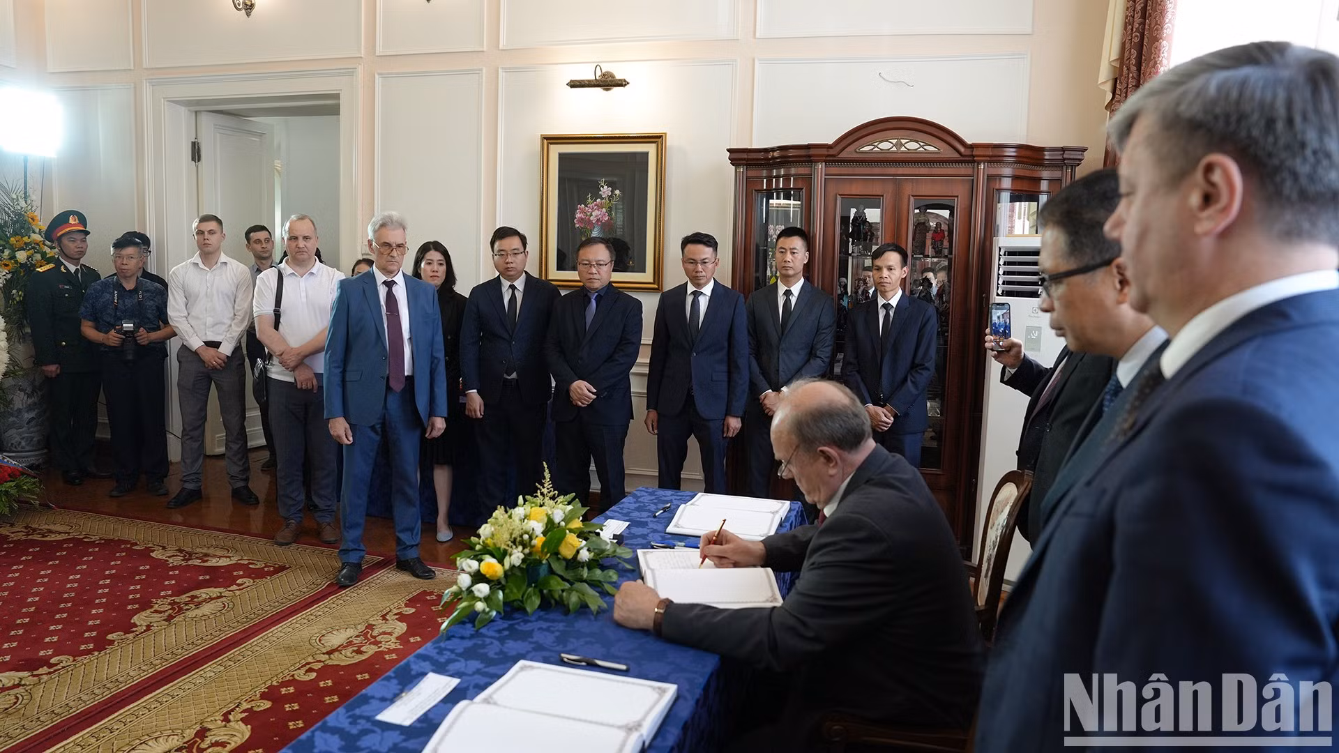 El dirigente ruso escribe en el libro de condolencias expresando su pésame por el fallecimiento del secretario general Nguyen Phu Trong.