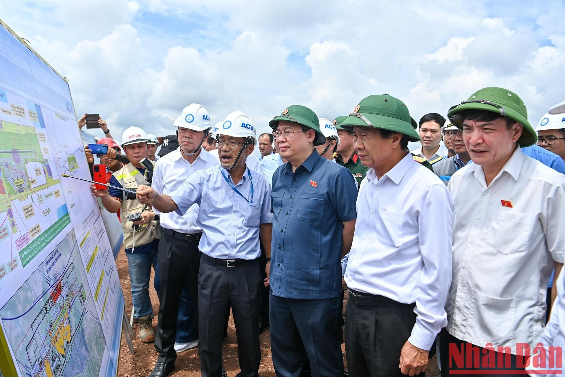 El titular legislativo escucha el informe sobre la planificación general y el progreso de la construcción del aeropuerto de Long Thanh.