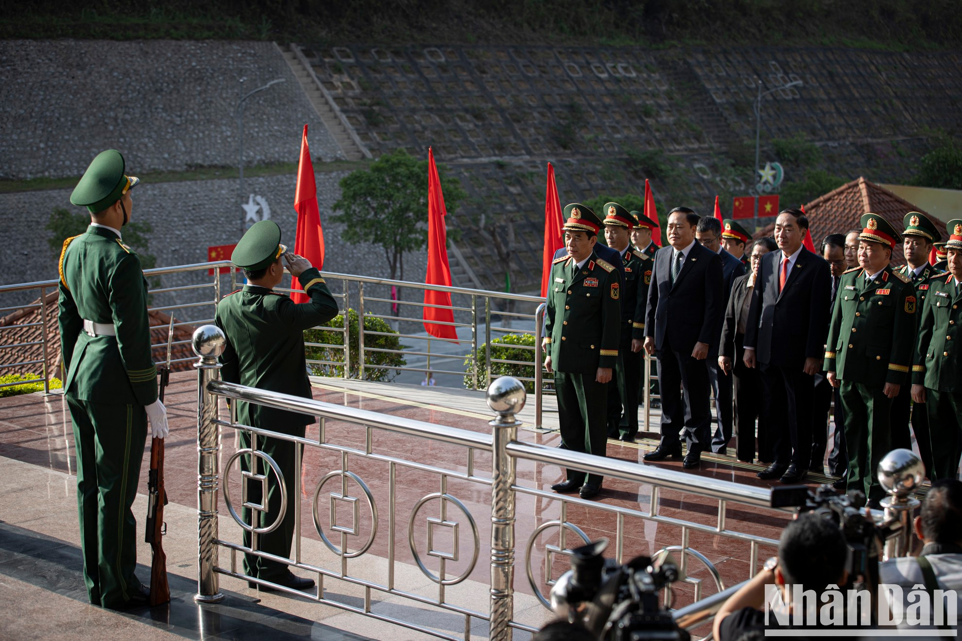 El ministro Phan Van Giang, también miembro del Buró Político y vicesecretario de la Comisión Militar Central, y otros delegados en el hito fronterizo. El ministro Phan Van Giang, también miembro del Buró Político y vicesecretario de la Comisión Militar Central, y otros delegados en el hito fronterizo.