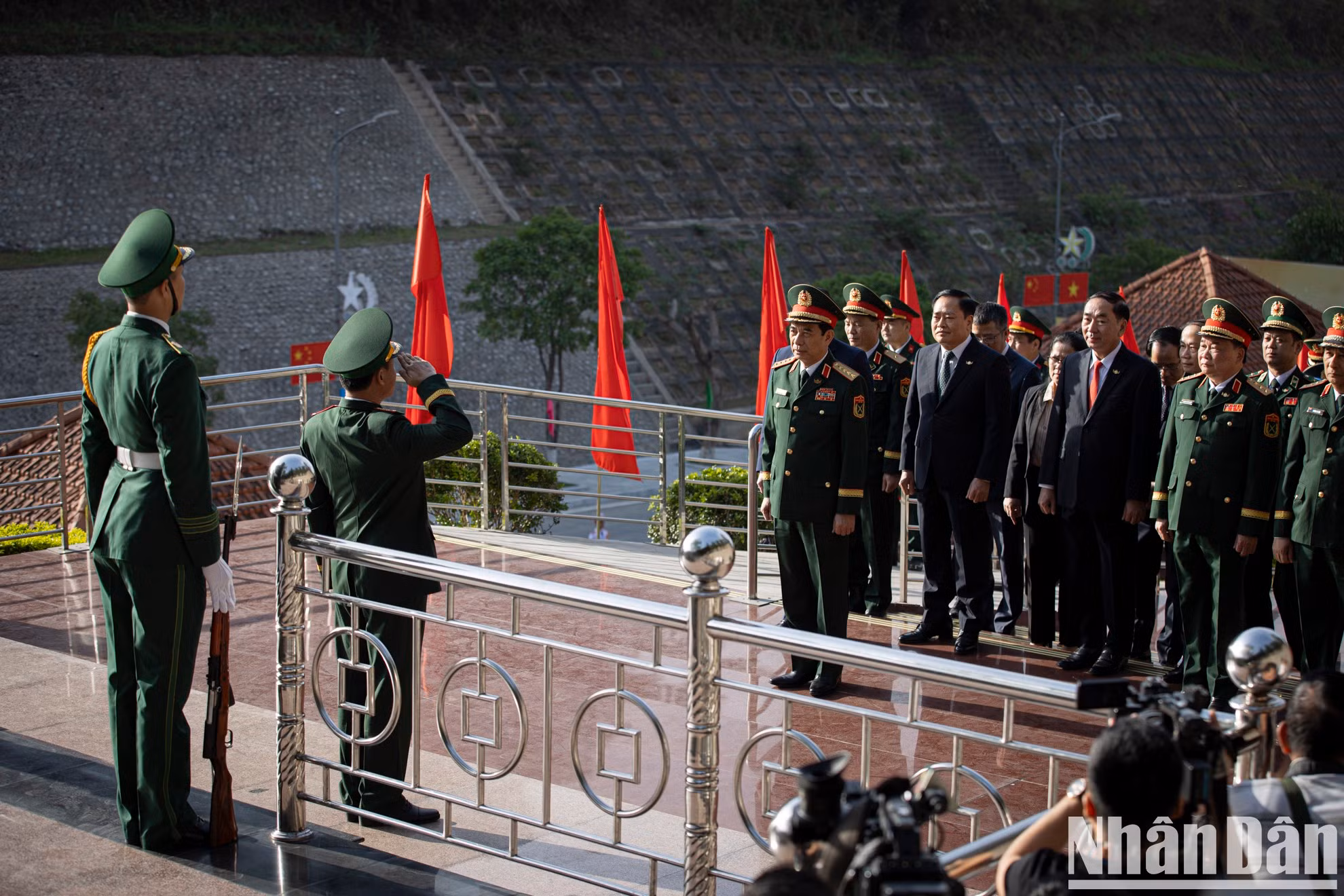 El ministro Phan Van Giang, también miembro del Buró Político y vicesecretario de la Comisión Militar Central, y otros delegados en el hito fronterizo.