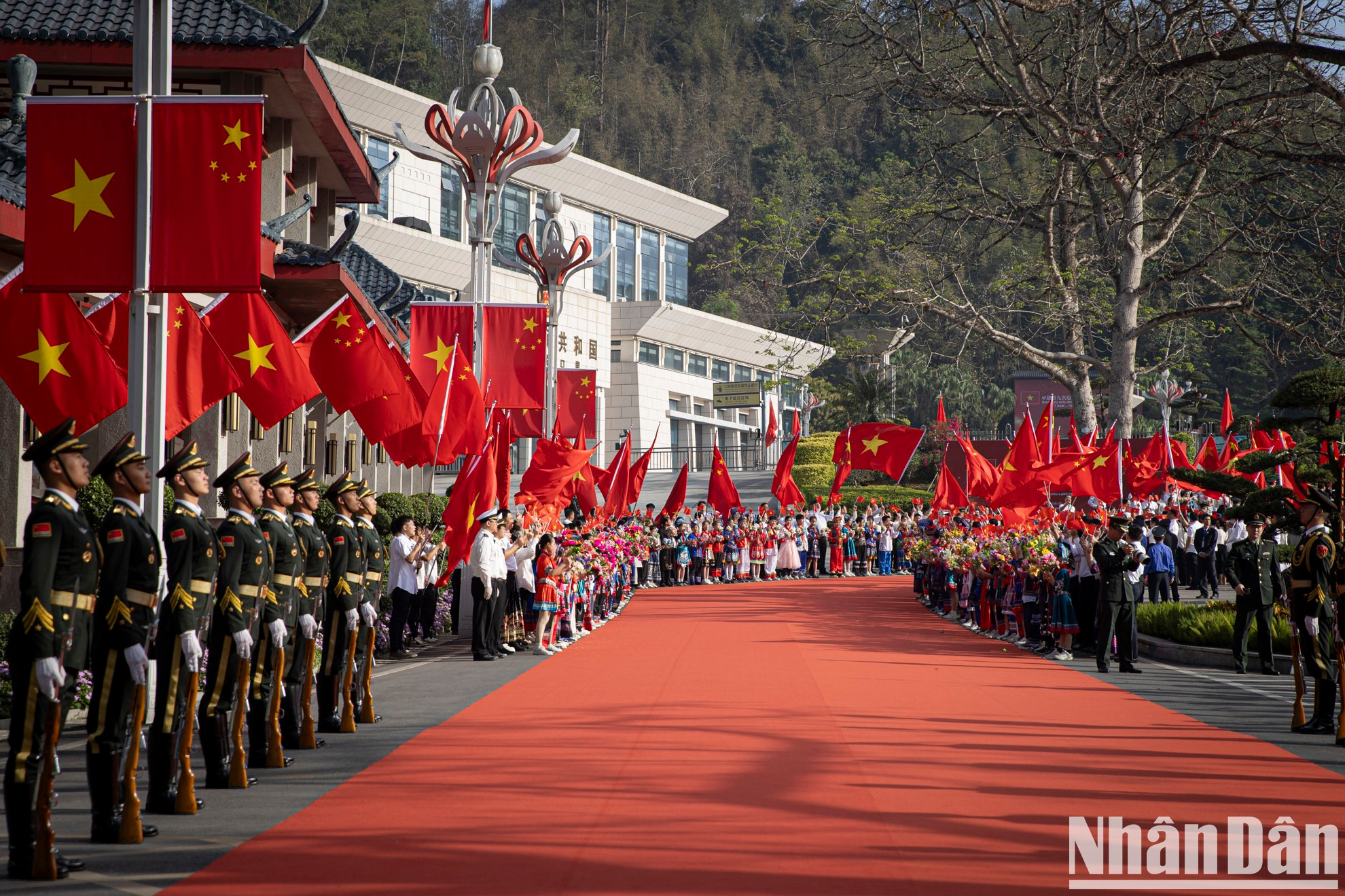 El pueblo chino da la bienvenida a la delegación vietnamita. El pueblo chino da la bienvenida a la delegación vietnamita.