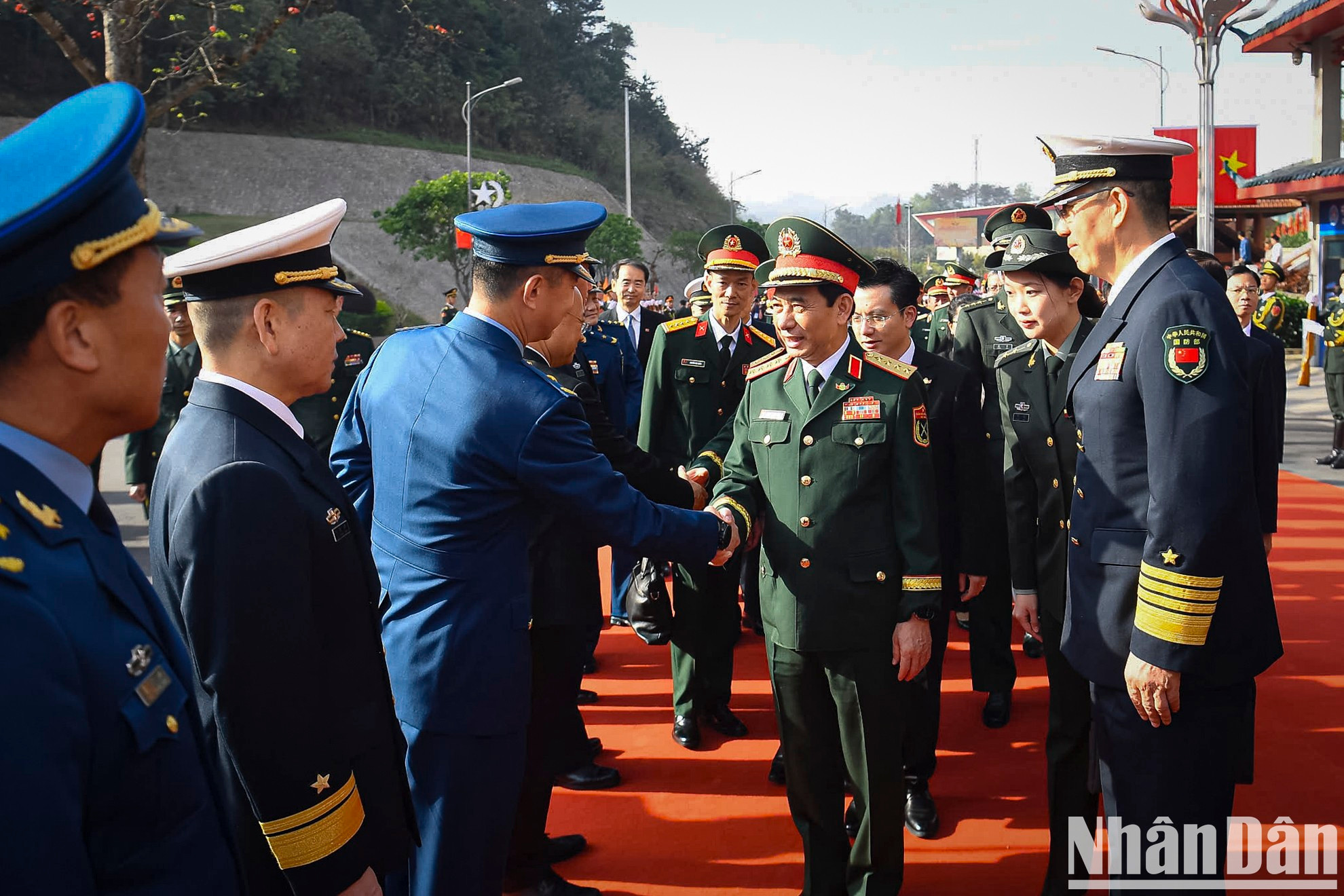 El ministro de Defensa chino, Dong Jun, presenta a los delegados chinos al ministro Phan Van Giang. El ministro de Defensa chino, Dong Jun, presenta a los delegados chinos al ministro Phan Van Giang.