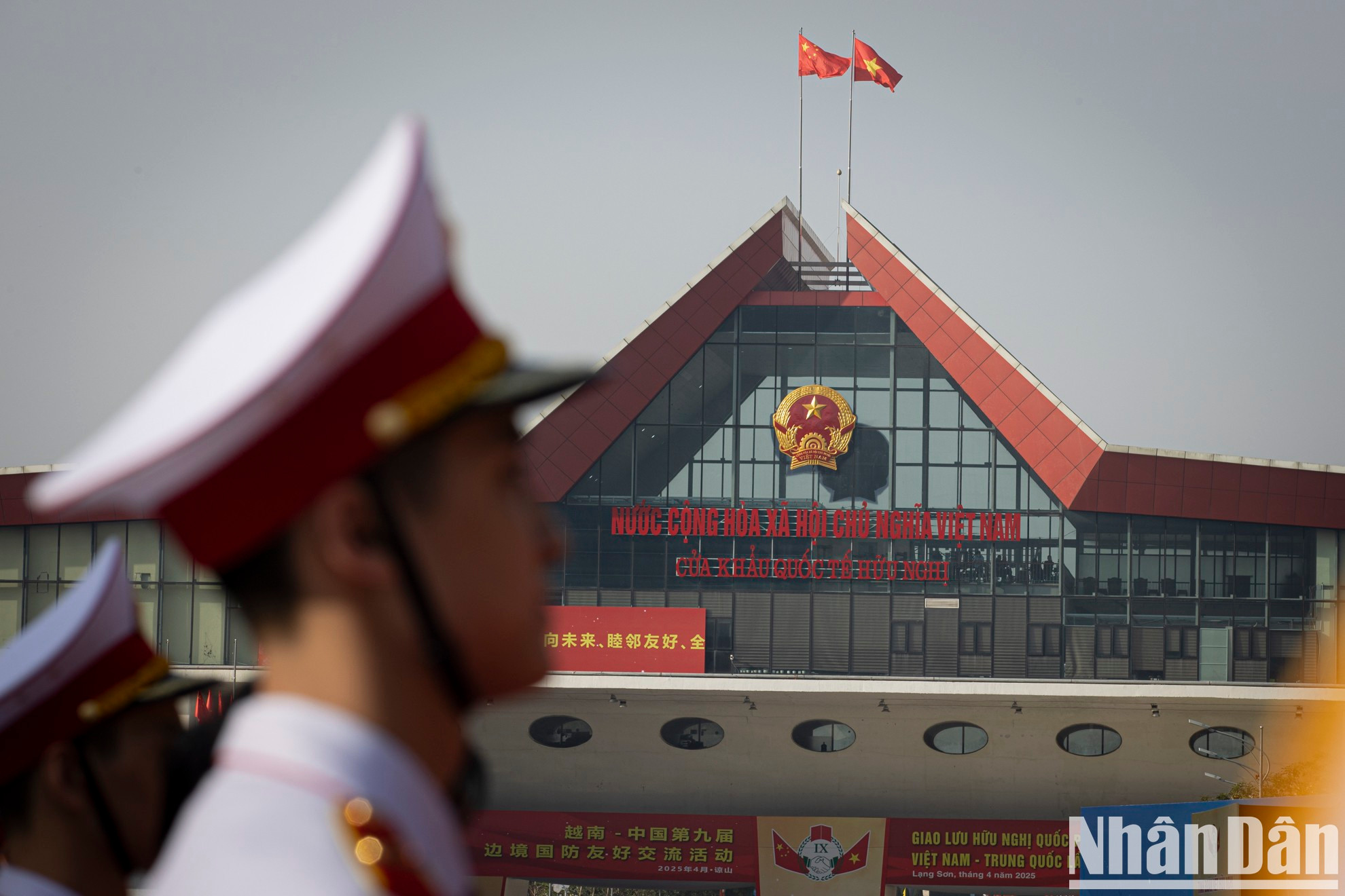 El programa, que tiene lugar inmediatamente después de la visita de Estado a Vietnam del secretario general y presidente de China, Xi Jinping, con motivo del 75º aniversario de las relaciones diplomáticas bilaterales, es un testimonio de la determinación de ambos Partidos, Estados y pueblos de unir esfuerzos para fomentar la amistad tradicional, lo que contribuirá a profundizar aún más la asociación de cooperación estratégica integral Vietnam-China. El programa, que tiene lugar inmediatamente después de la visita de Estado a Vietnam del secretario general y presidente de China, Xi Jinping, con motivo del 75º aniversario de las relaciones diplomáticas bilaterales, es un testimonio de la determinación de ambos Partidos, Estados y pueblos de unir esfuerzos para fomentar la amistad tradicional, lo que contribuirá a profundizar aún más la asociación de cooperación estratégica integral Vietnam-China.