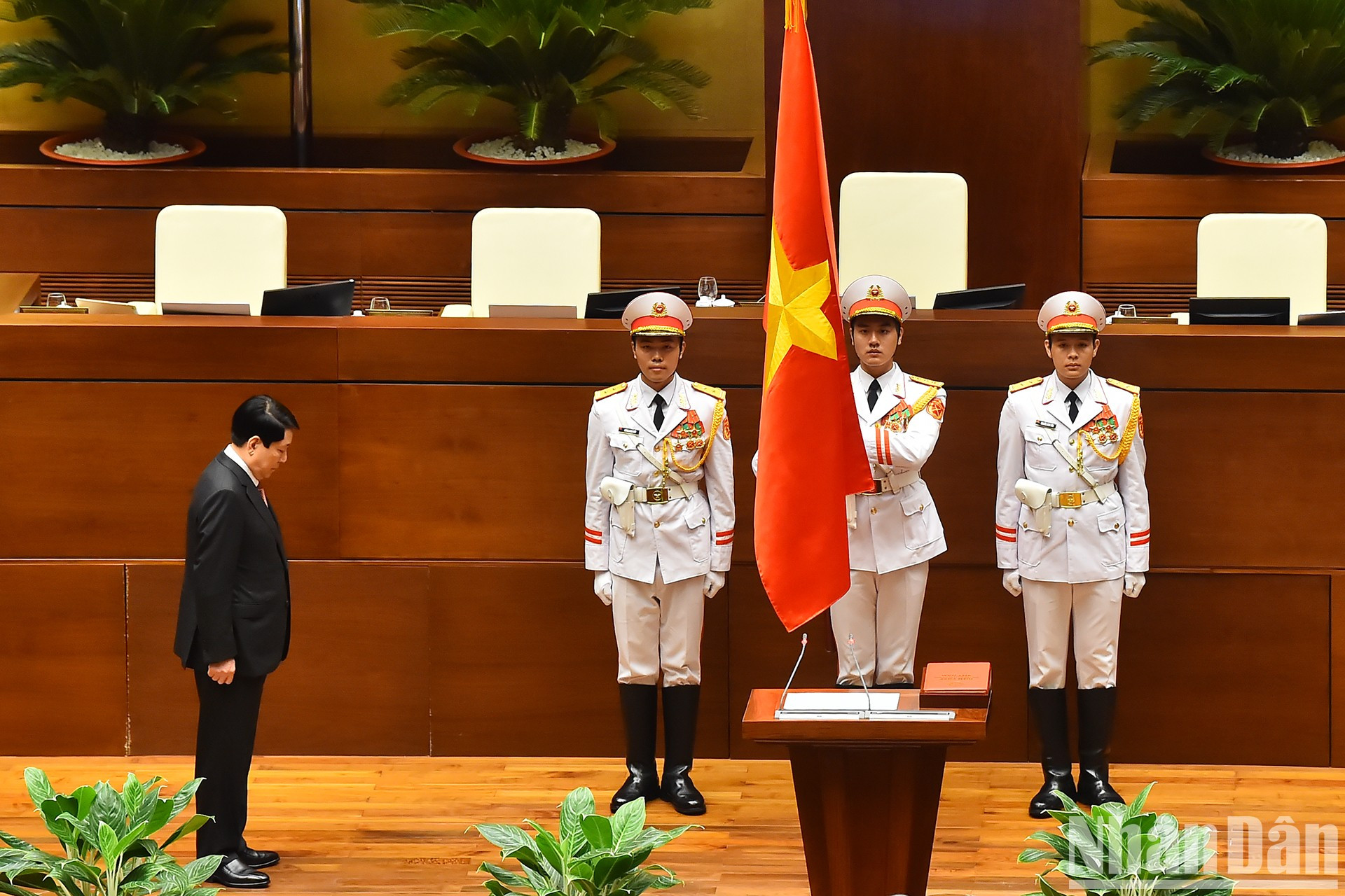 El presidente Luong Cuong realiza la ceremonia de saludo a la bandera nacional. El presidente Luong Cuong realiza la ceremonia de saludo a la bandera nacional.