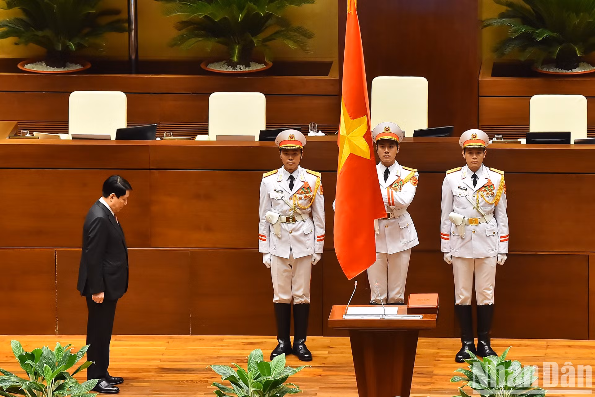 El presidente Luong Cuong realiza la ceremonia de saludo a la bandera nacional.