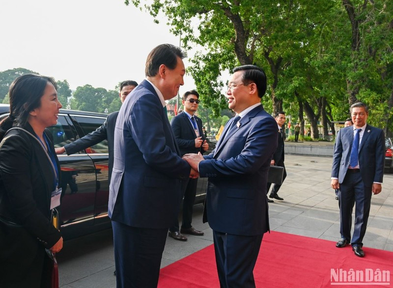 El presidente del Parlamento vietnamita, Vuong Dinh Hue, recibe al presidente surcoreano, Yoon Suk Yeo.