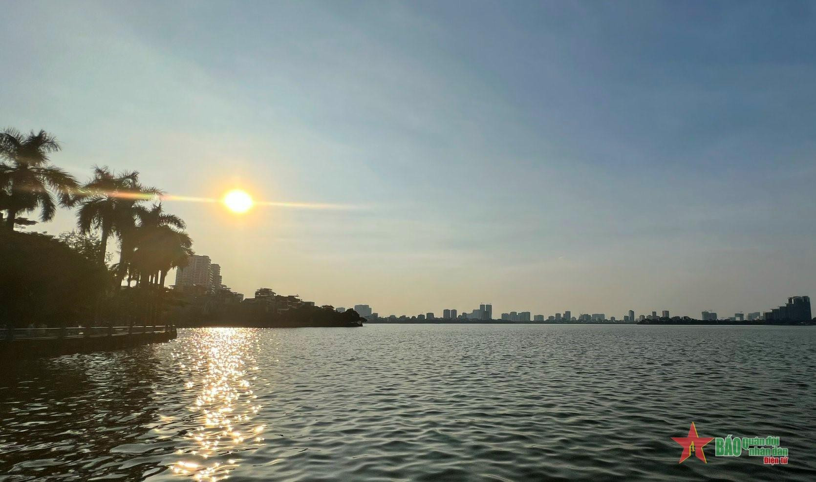 El lago Oeste es uno de los pocos lugares en Hanói donde pueden verse hermosos ocasos. El lago Oeste es uno de los pocos lugares en Hanói donde pueden verse hermosos ocasos.