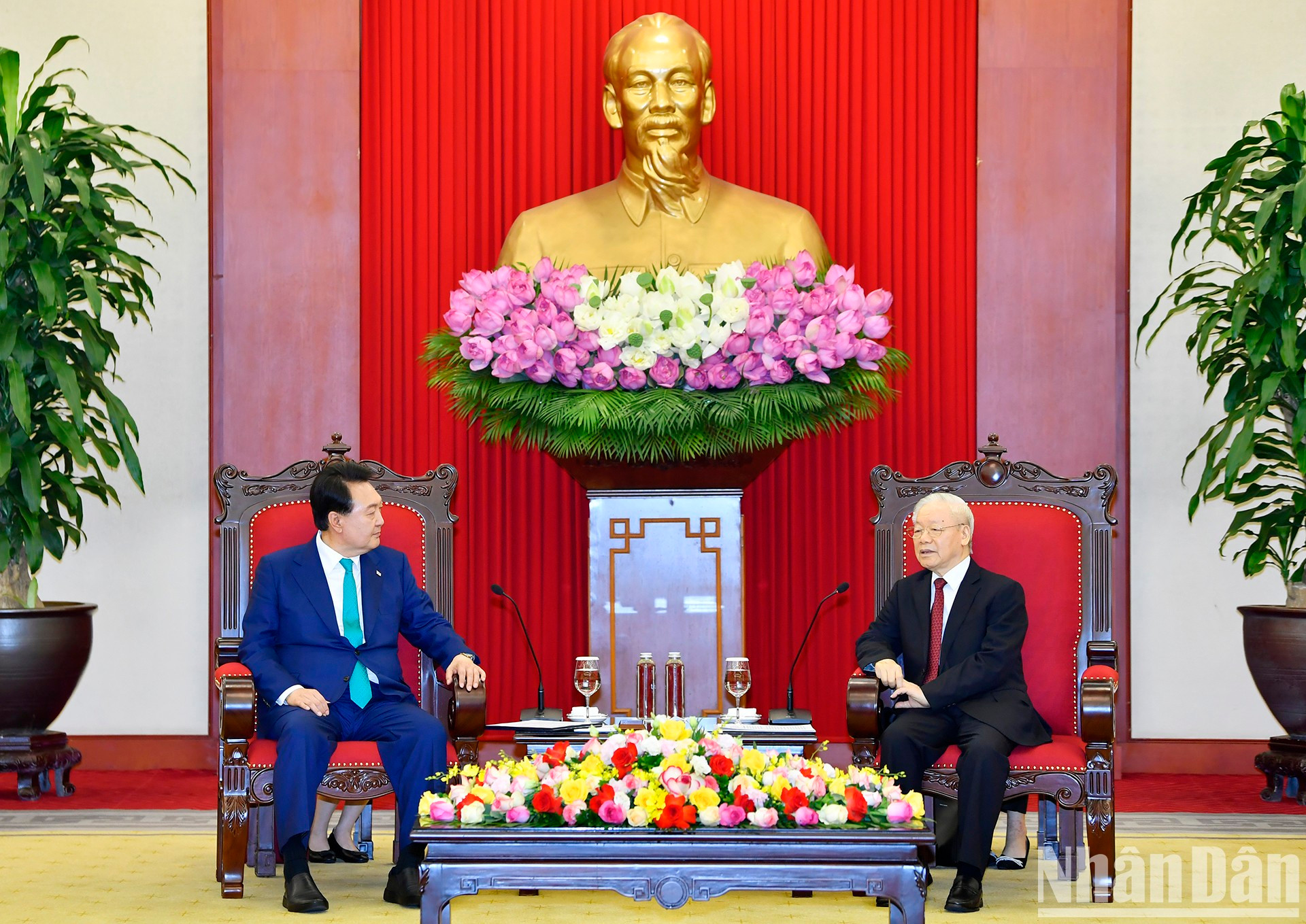 El secretario general del Partido Comunista de Vietnam, Nguyen Phu Trong, recibe al presidente de Corea del Sur, Yoon suk Yeol.