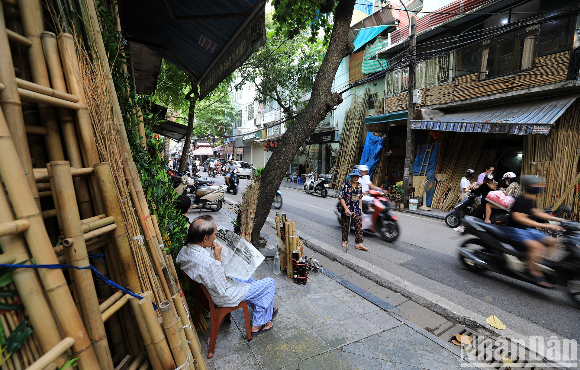 Fieles a la forma de vida de aquí, es frecuente la imagen de los habitantes del casco antiguo paseando tranquilamente o sentados frente a sus casas leyendo el periódico y viendo pasar a la gente. Fieles a la forma de vida de aquí, es frecuente la imagen de los habitantes del casco antiguo paseando tranquilamente o sentados frente a sus casas leyendo el periódico y viendo pasar a la gente.