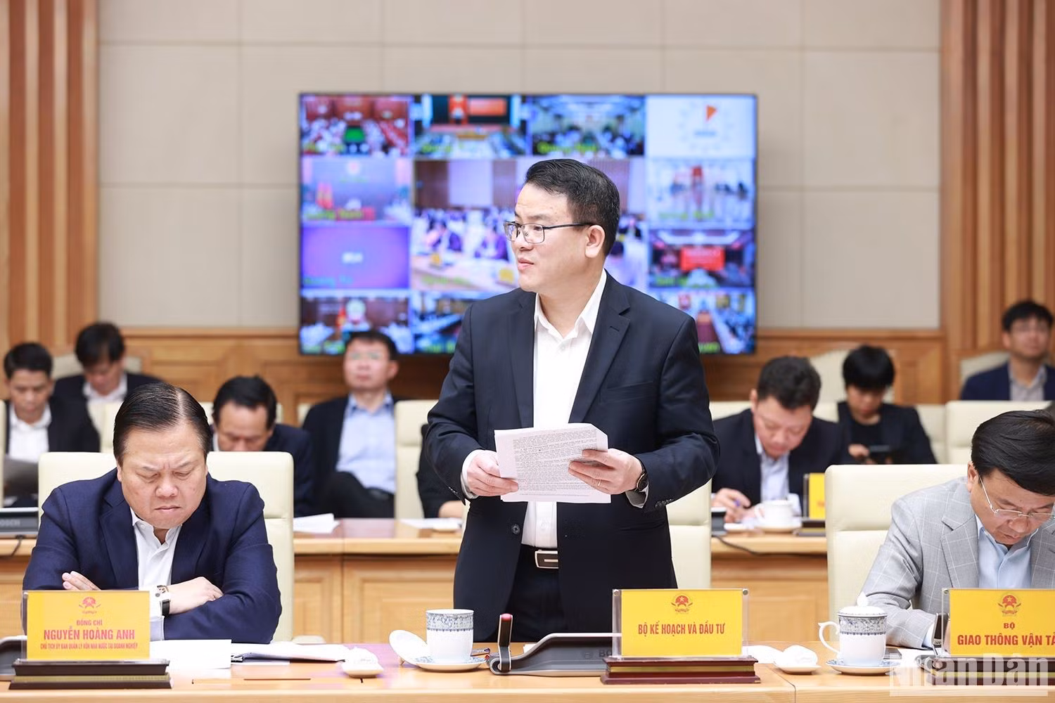 El viceministro de Planificación e Inversión Tran Quoc Phuong presenta un informe sobre el desembolso de capital de inversión pública en 2023.