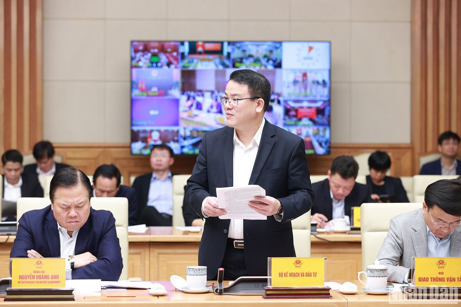 El viceministro de Planificación e Inversión Tran Quoc Phuong presenta un informe sobre el desembolso de capital de inversión pública en 2023.