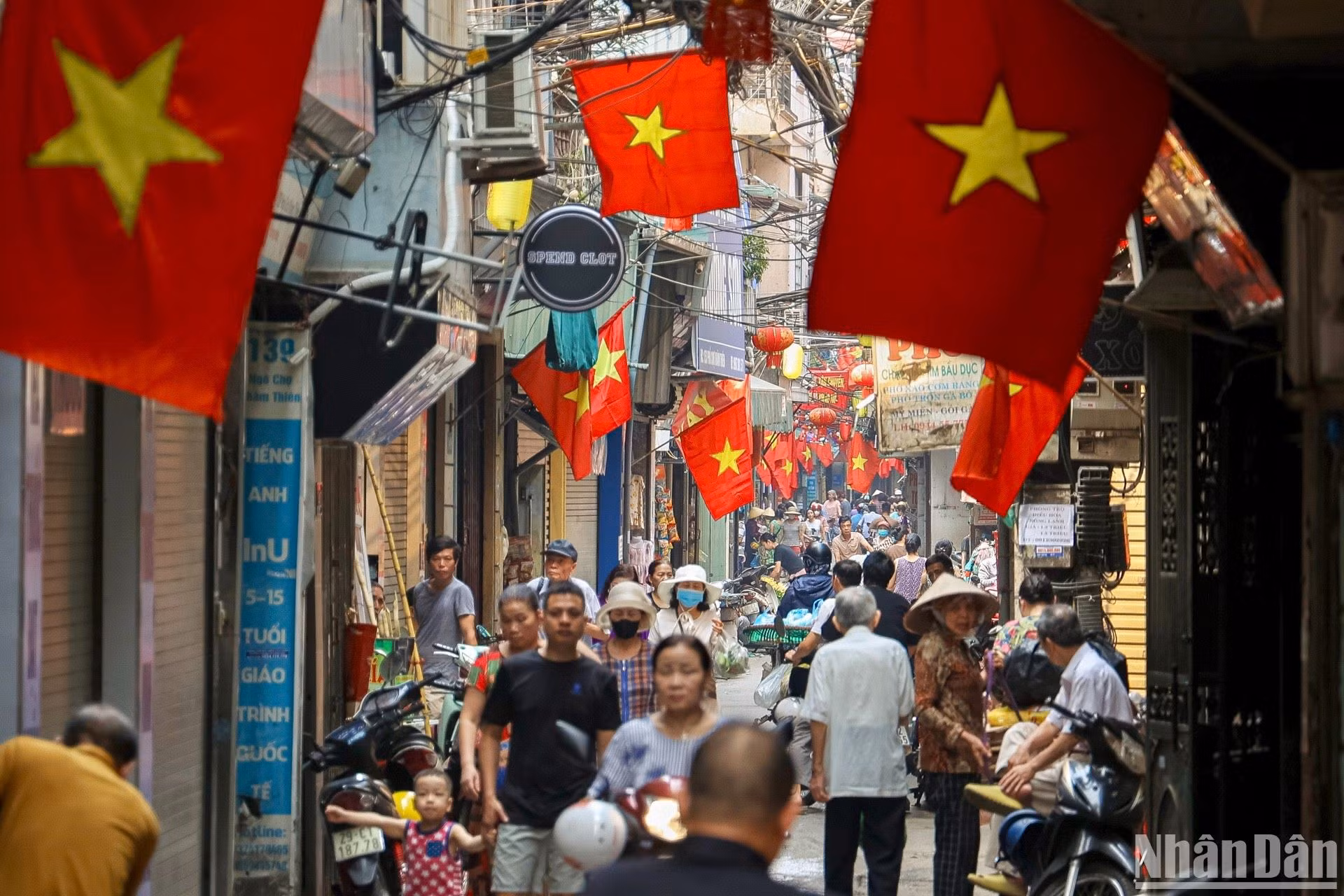 El asueto por el Día de la liberación del Sur y reunificación nacional (30 de abril) y el Día Internacional de Trabajo (1 de mayo), que duran cinco días, son una gran oportunidad para que la industria turística de Hanói despliegue diversas actividades atractivas para atraer a turistas nacionales y extranjeros. El asueto por el Día de la liberación del Sur y reunificación nacional (30 de abril) y el Día Internacional de Trabajo (1 de mayo), que duran cinco días, son una gran oportunidad para que la industria turística de Hanói despliegue diversas actividades atractivas para atraer a turistas nacionales y extranjeros.