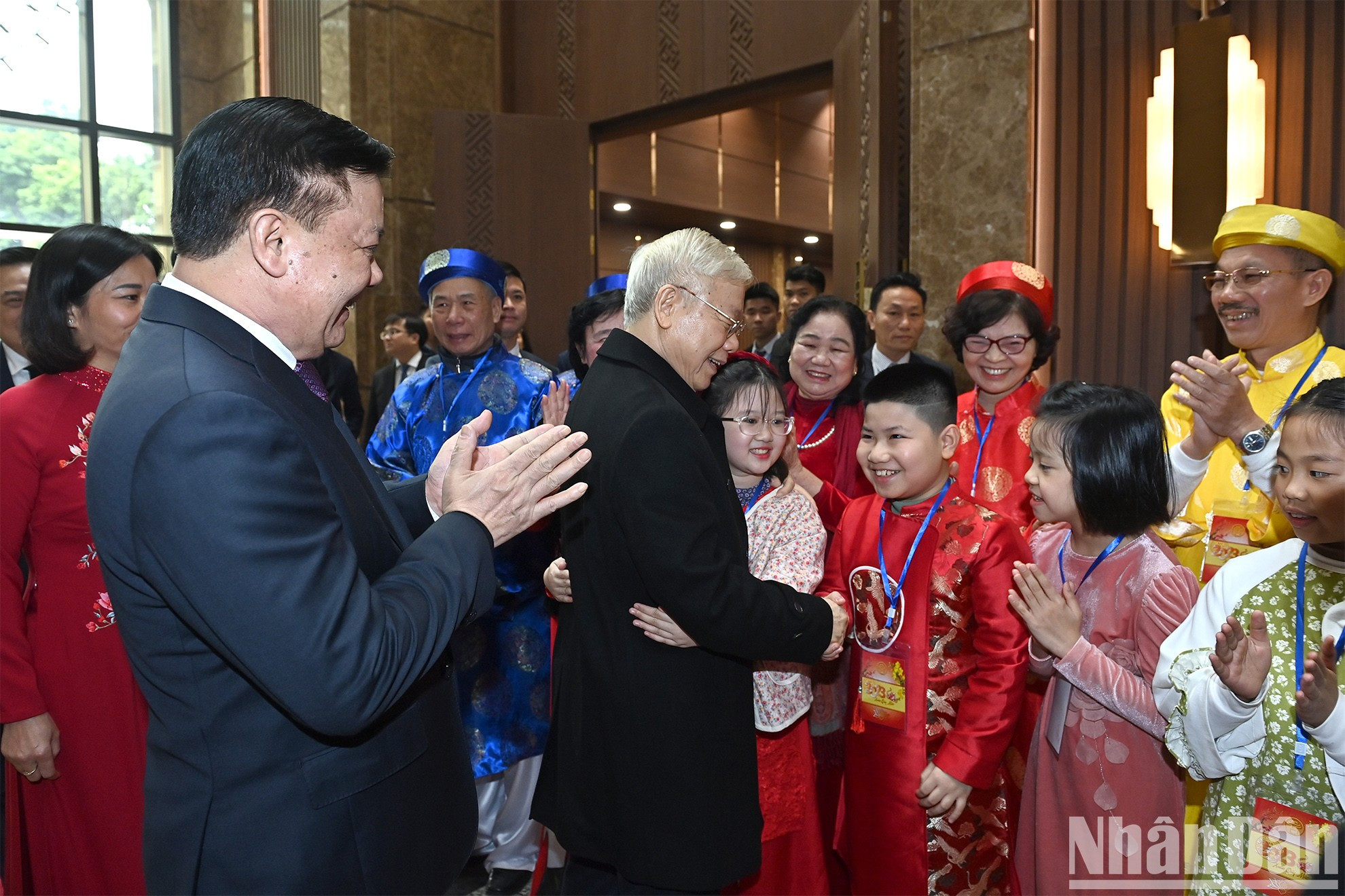 El dirigente conversa con los niños capitalinos. El dirigente conversa con los niños capitalinos.