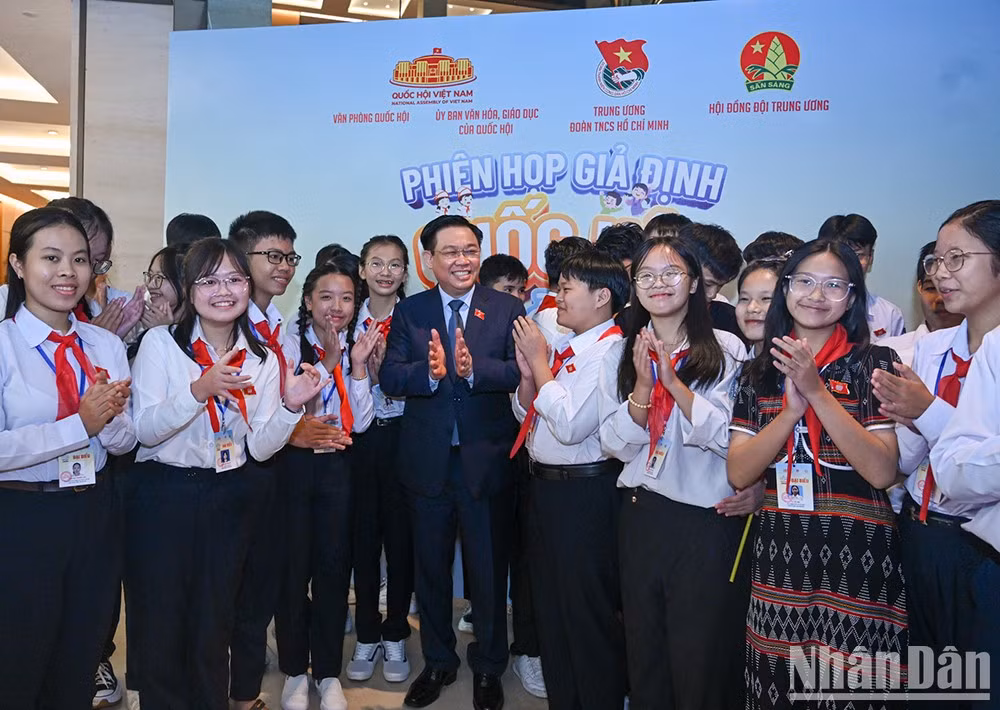 Dinh Hue y los niños diputados en la cita.