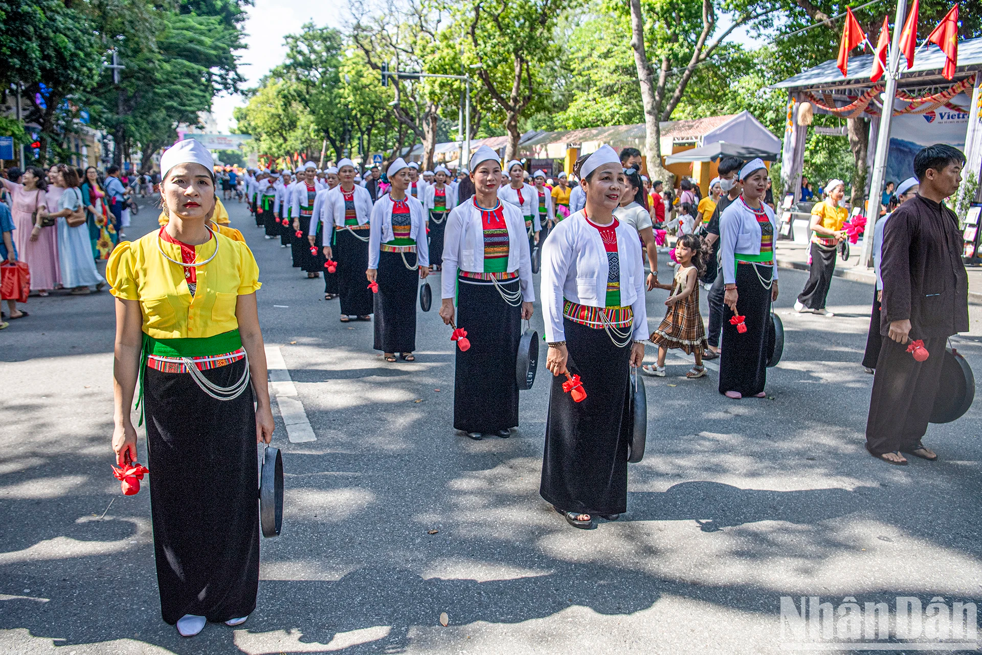 El desfile representa la cultura étnica Muong. El desfile representa la cultura étnica Muong.