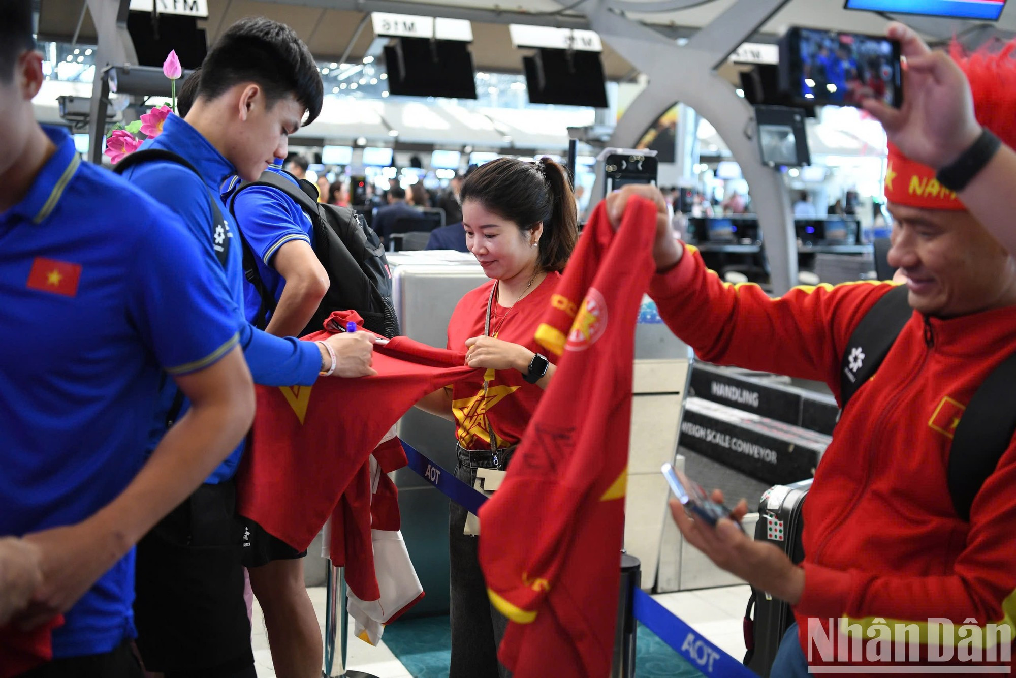 Los aficionados quieren conocer, agradecer y felicitar al cuerpo técnico y a los jugadores, y sobre todo ver con sus propios ojos el tan esperado trofeo. Los aficionados quieren conocer, agradecer y felicitar al cuerpo técnico y a los jugadores, y sobre todo ver con sus propios ojos el tan esperado trofeo.