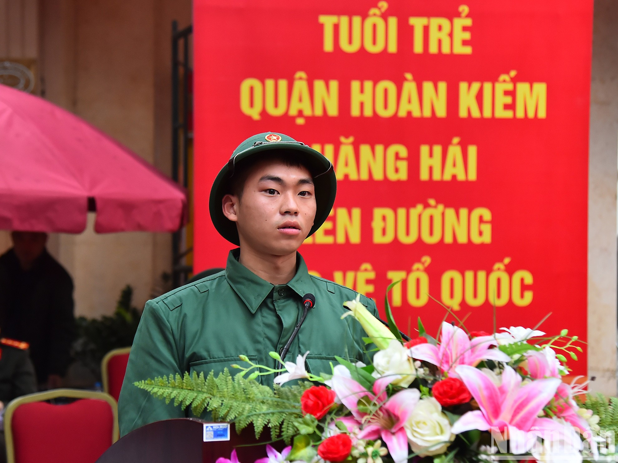 Nguyen Do Hai Phong, de la circunscripción Hang Gai, interviene en el acto a nombre de los nuevos soldados. Nguyen Do Hai Phong, de la circunscripción Hang Gai, interviene en el acto a nombre de los nuevos soldados.