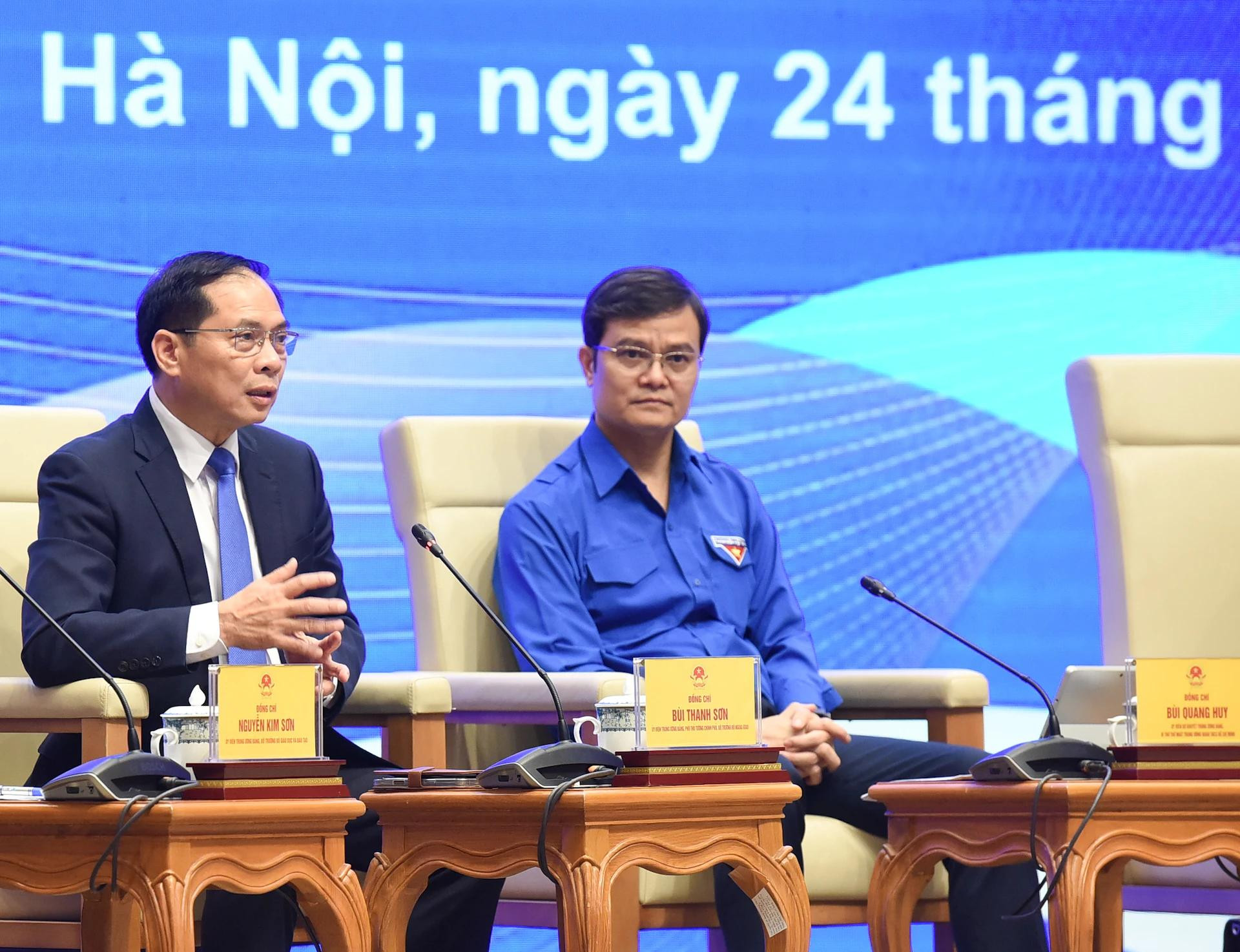 El viceprimer ministro y ministro de Relaciones Exteriores, Bui Thanh Son, habla en la cita. El viceprimer ministro y ministro de Relaciones Exteriores, Bui Thanh Son, habla en la cita.