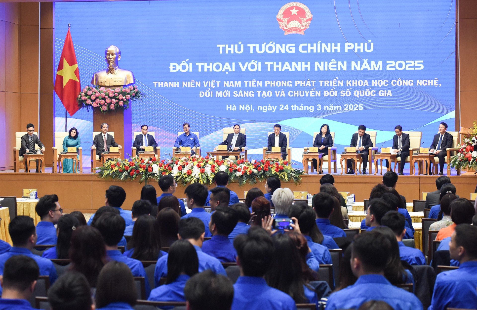 El primer ministro Pham Minh Chinh y representantes de ministerios y sectores asisten al diálogo. El primer ministro Pham Minh Chinh y representantes de ministerios y sectores asisten al diálogo.