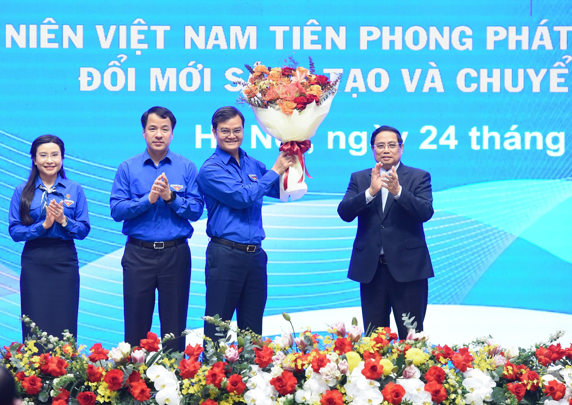 Minh Chinh entrega flores para felicitar al Secretariado del Comité Central de la Unión de Jóvenes Comunistas de Ho Chi Minh. Minh Chinh entrega flores para felicitar al Secretariado del Comité Central de la Unión de Jóvenes Comunistas de Ho Chi Minh.