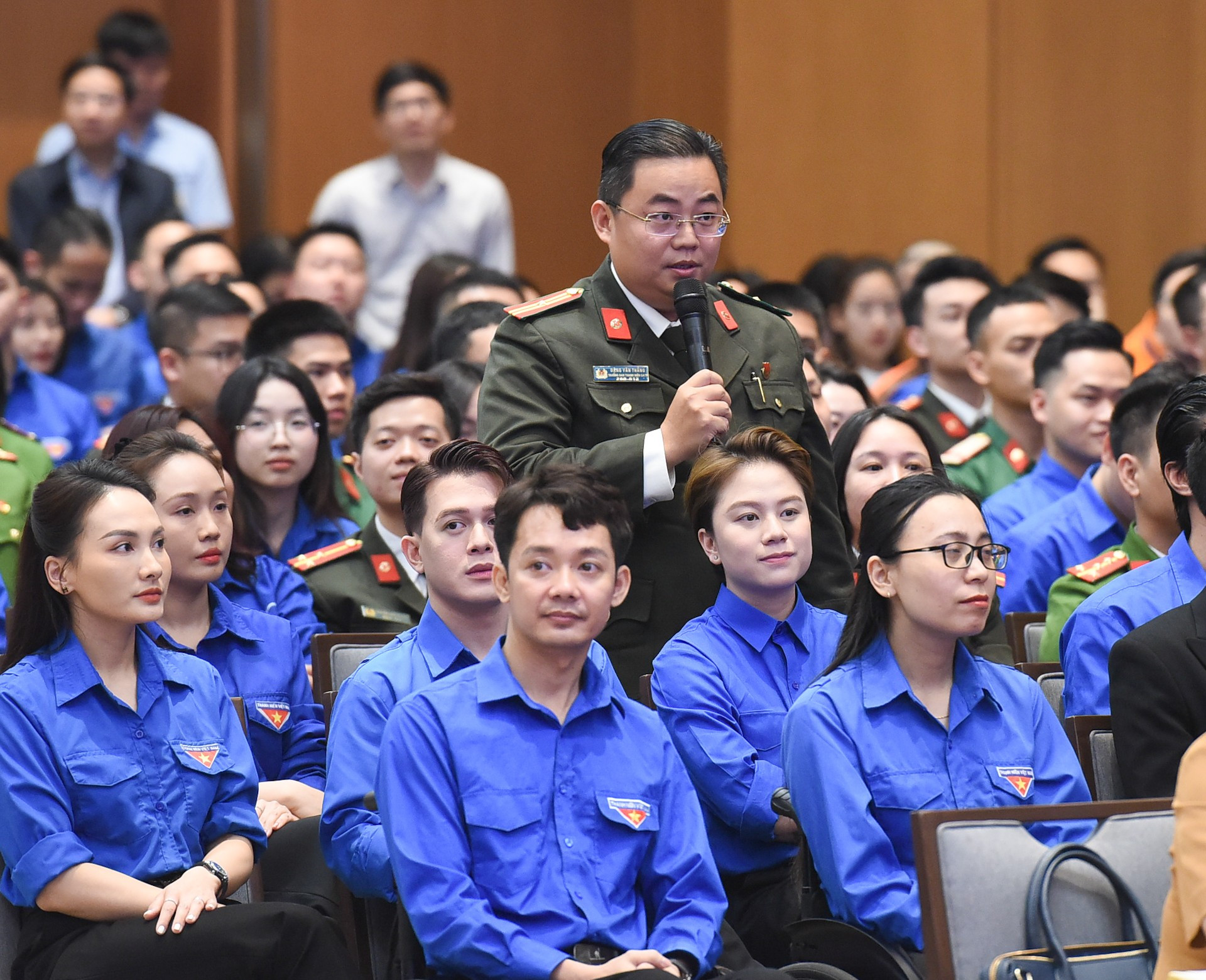El mayor Dang Van Thang de la Policía de Ciudad Ho Chi Minh, hace una pregunta en el diálogo. El mayor Dang Van Thang de la Policía de Ciudad Ho Chi Minh, hace una pregunta en el diálogo.