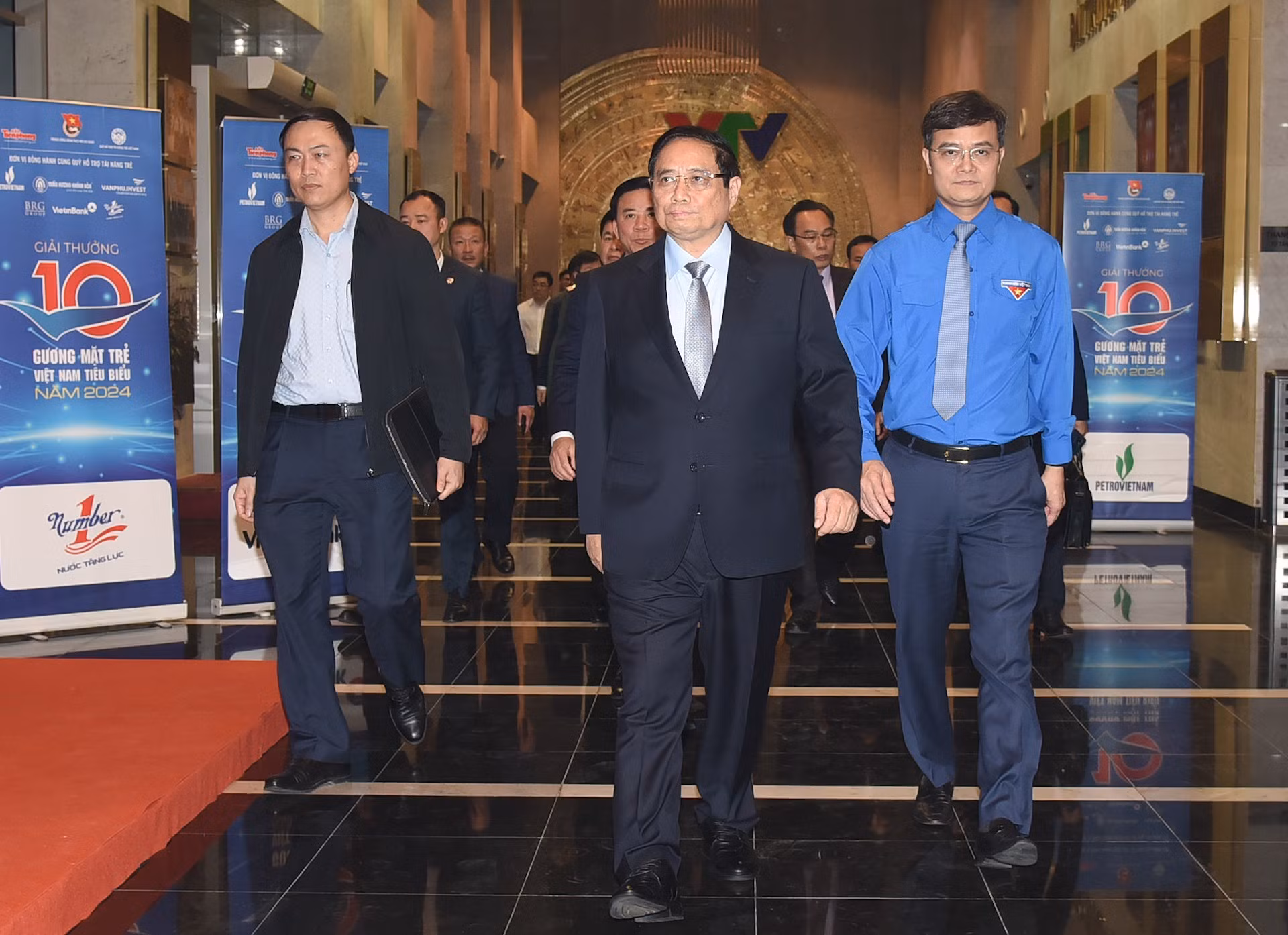 El primer ministro de Vietnam, Pham Minh Chinh, llega a la cita.