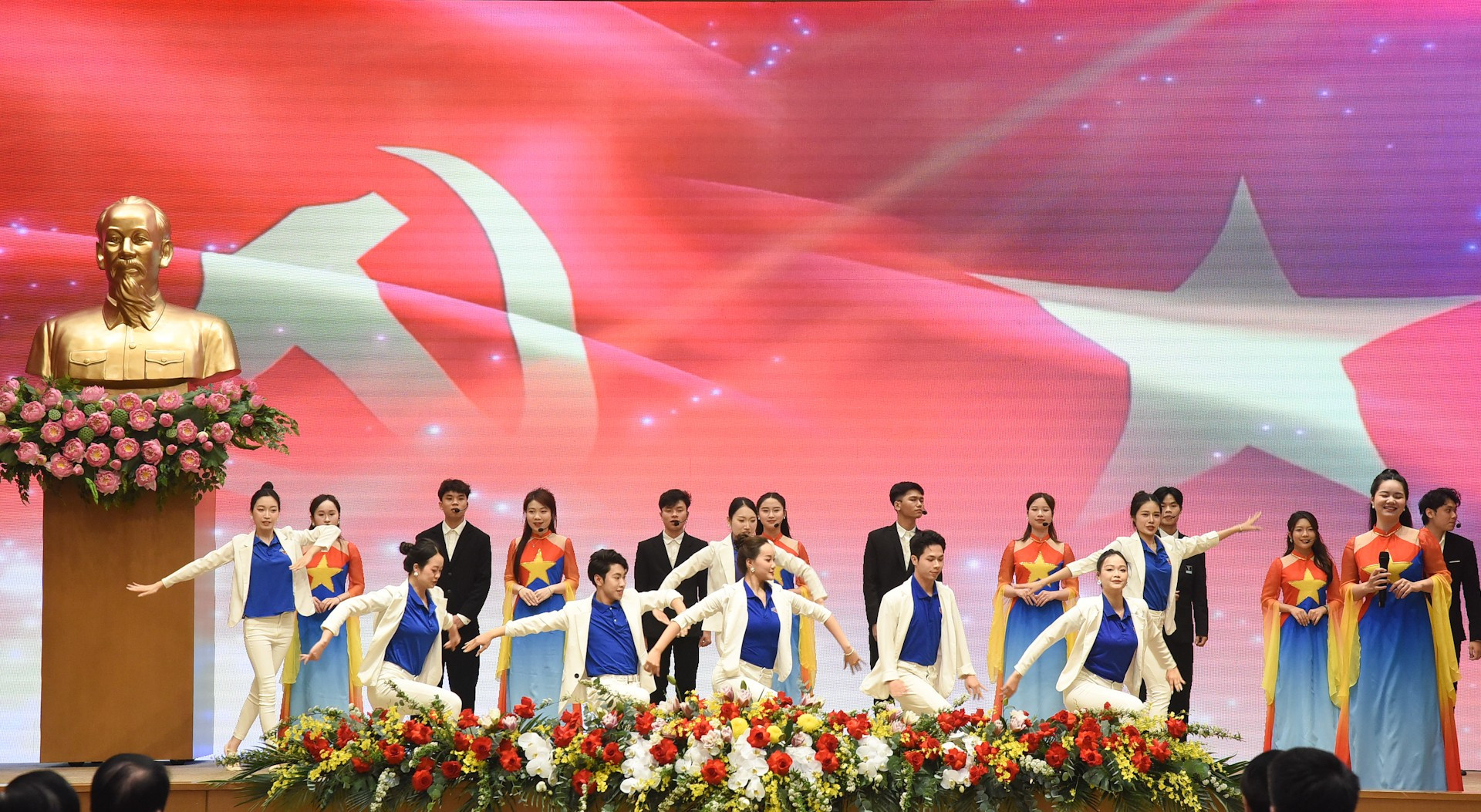 Una actuación musical en la cita. Una actuación musical en la cita.