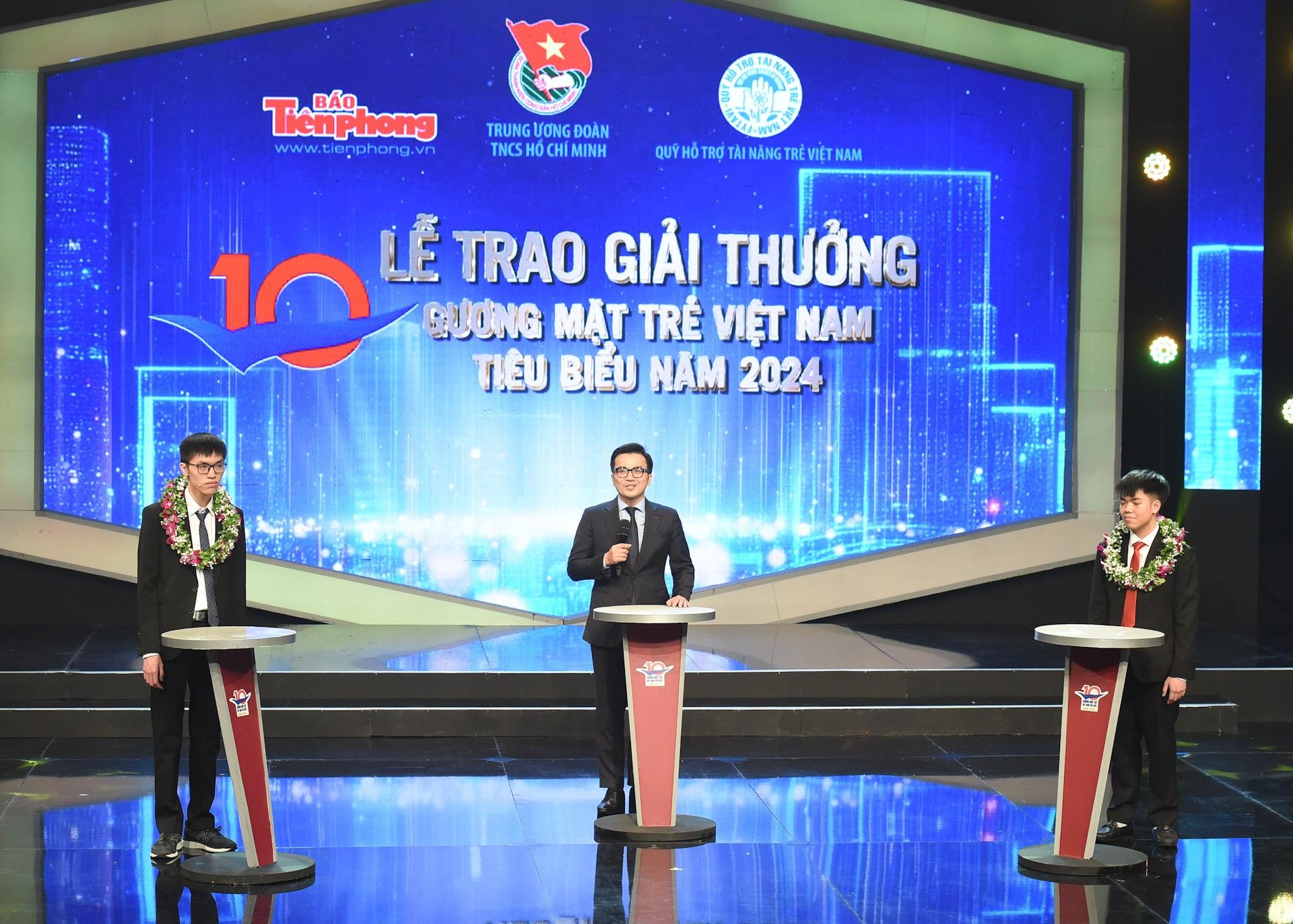 Rostros jóvenes vietnamitas destacados en 2024 intercambian con audiencias.