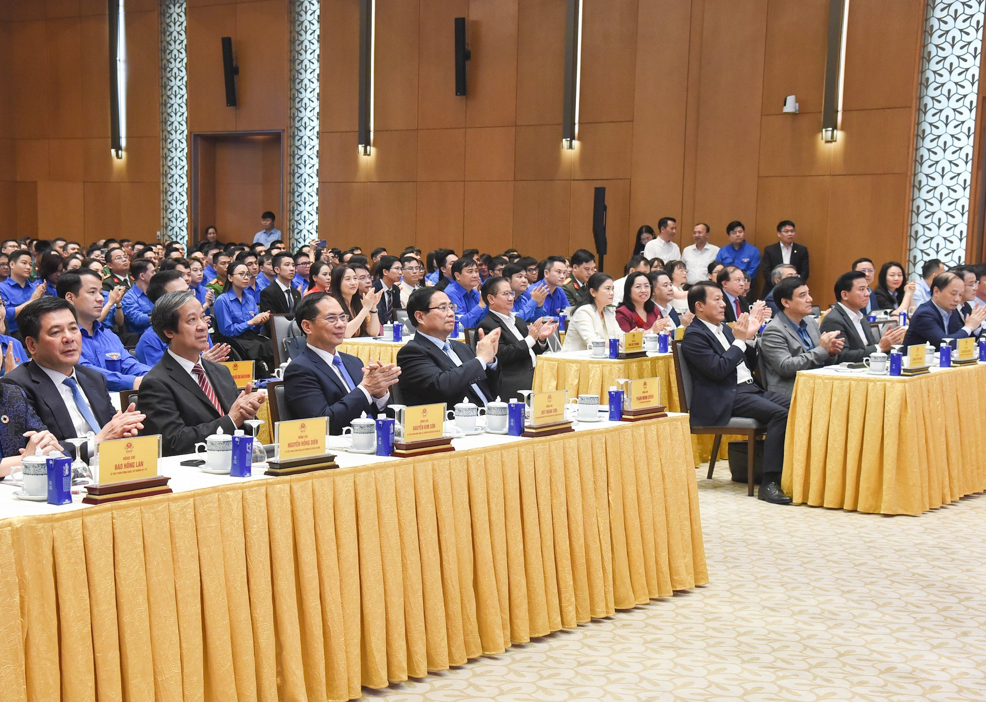 Asistentes al diálogo. Asistentes al diálogo.