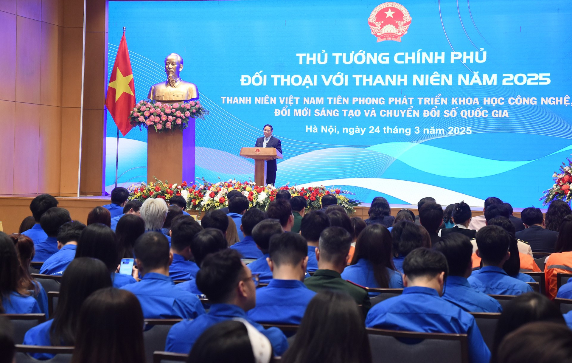 Minh Chinh interviene en el evento. Minh Chinh interviene en el evento.