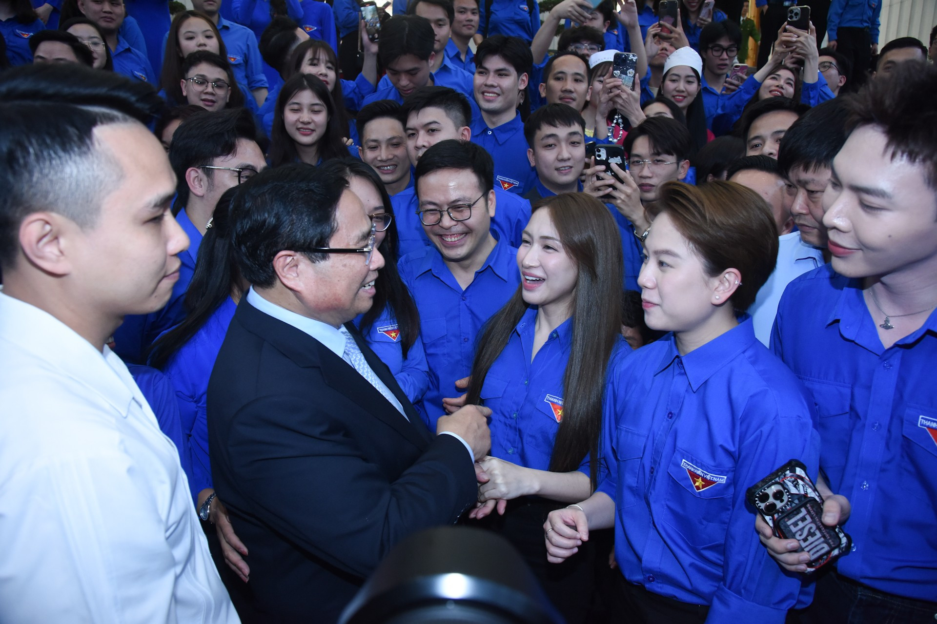 Minh Chinh con los jóvenes. Minh Chinh con los jóvenes.