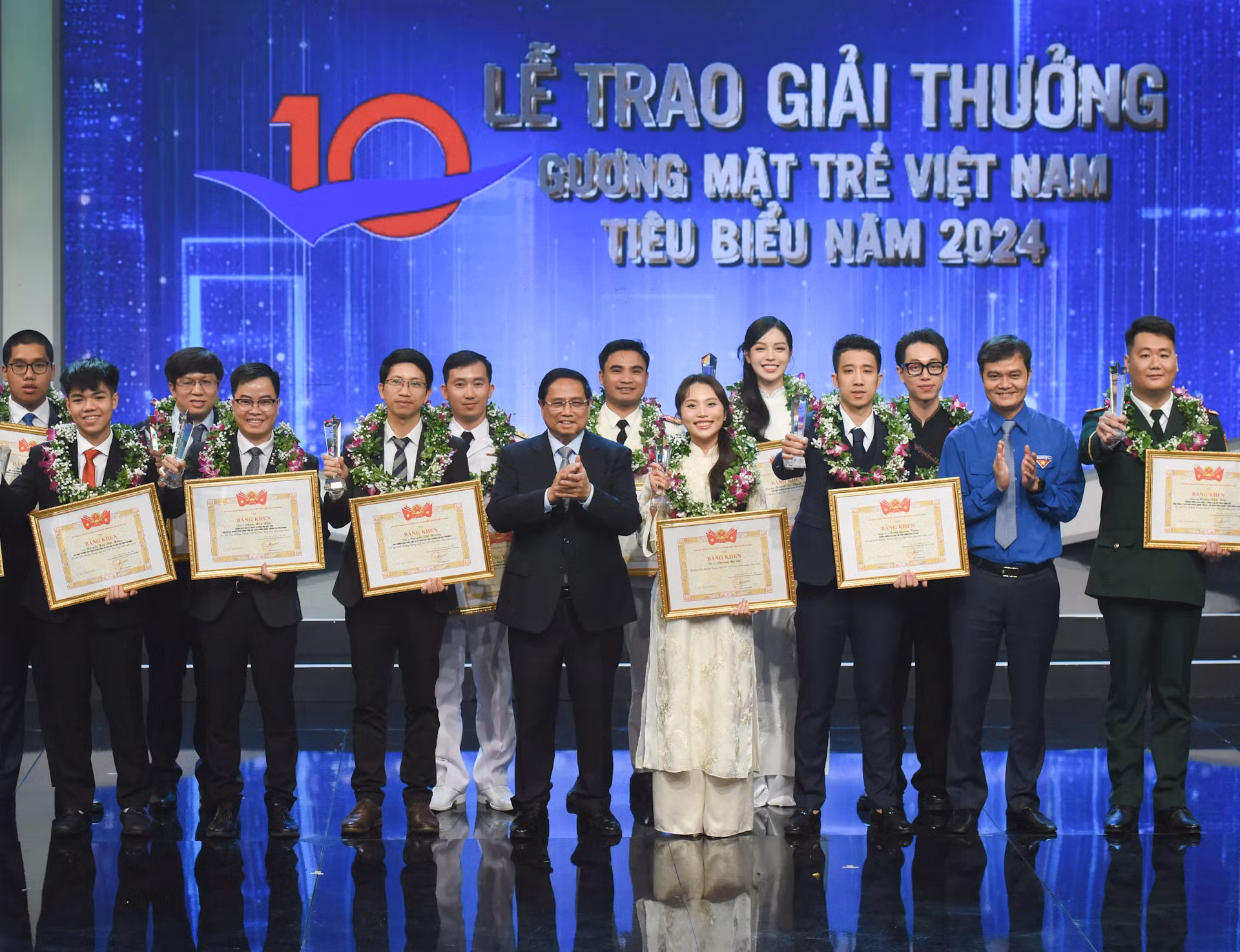 [Foto] Premier vietnamita asiste a ceremonia de entrega de premios a rostros jóvenes destacados en 2024