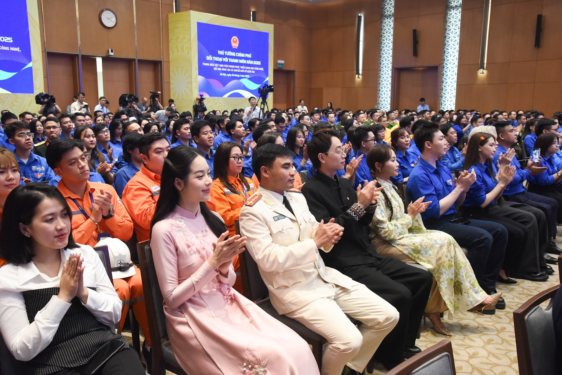 Jóvenes asistentes al acto. Jóvenes asistentes al acto.