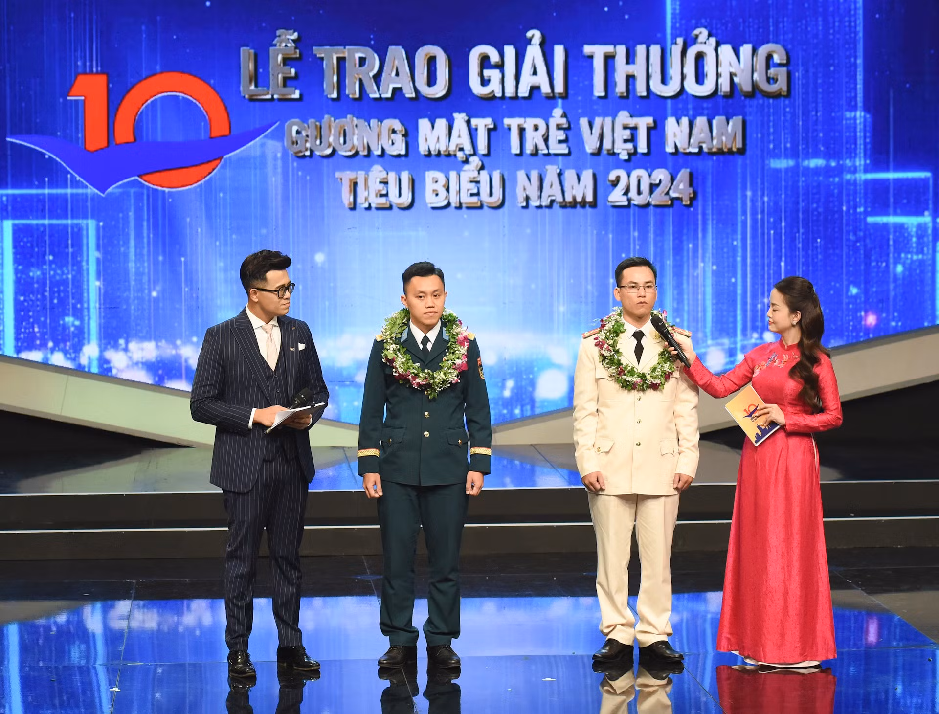 Los destacados jóvenes expresan sus sentimientos.