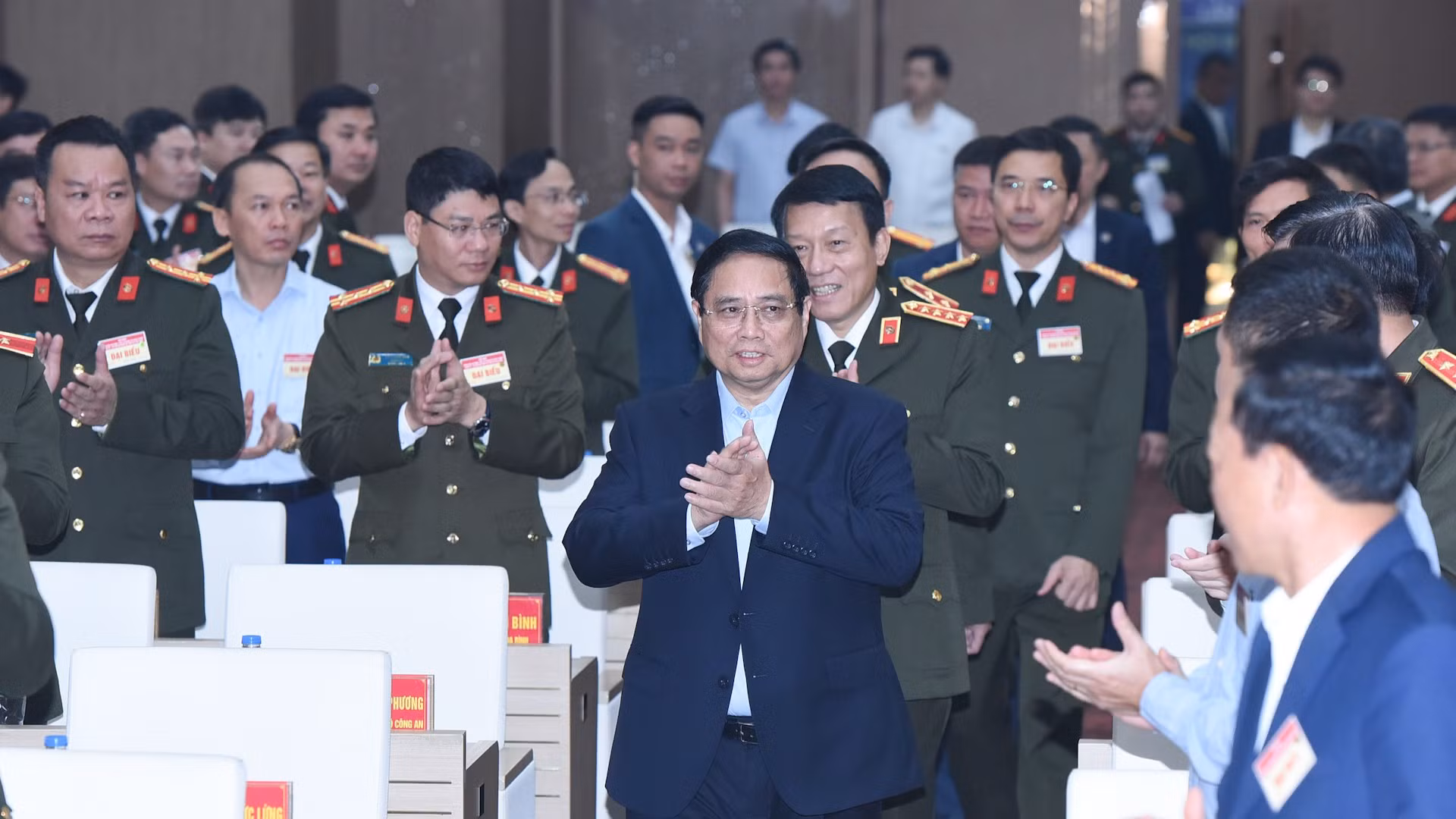 [Foto] Premier vietnamita asiste a conferencia para garantizar seguridad y orden en el Noroeste y áreas circundantes