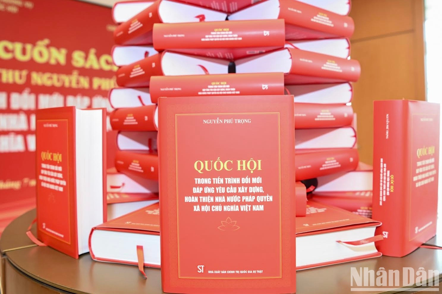 El libro es una selección de 95 artículos, discursos y entrevistas del Secretario General del CPV, Nguyen Phu Trong, que demuestran su profundo pensamiento y su visión estratégica sobre la construcción y el perfeccionamiento del Estado de Derecho socialista de Vietnam del pueblo, por el pueblo y para el pueblo. El libro es una selección de 95 artículos, discursos y entrevistas del Secretario General del CPV, Nguyen Phu Trong, que demuestran su profundo pensamiento y su visión estratégica sobre la construcción y el perfeccionamiento del Estado de Derecho socialista de Vietnam del pueblo, por el pueblo y para el pueblo.