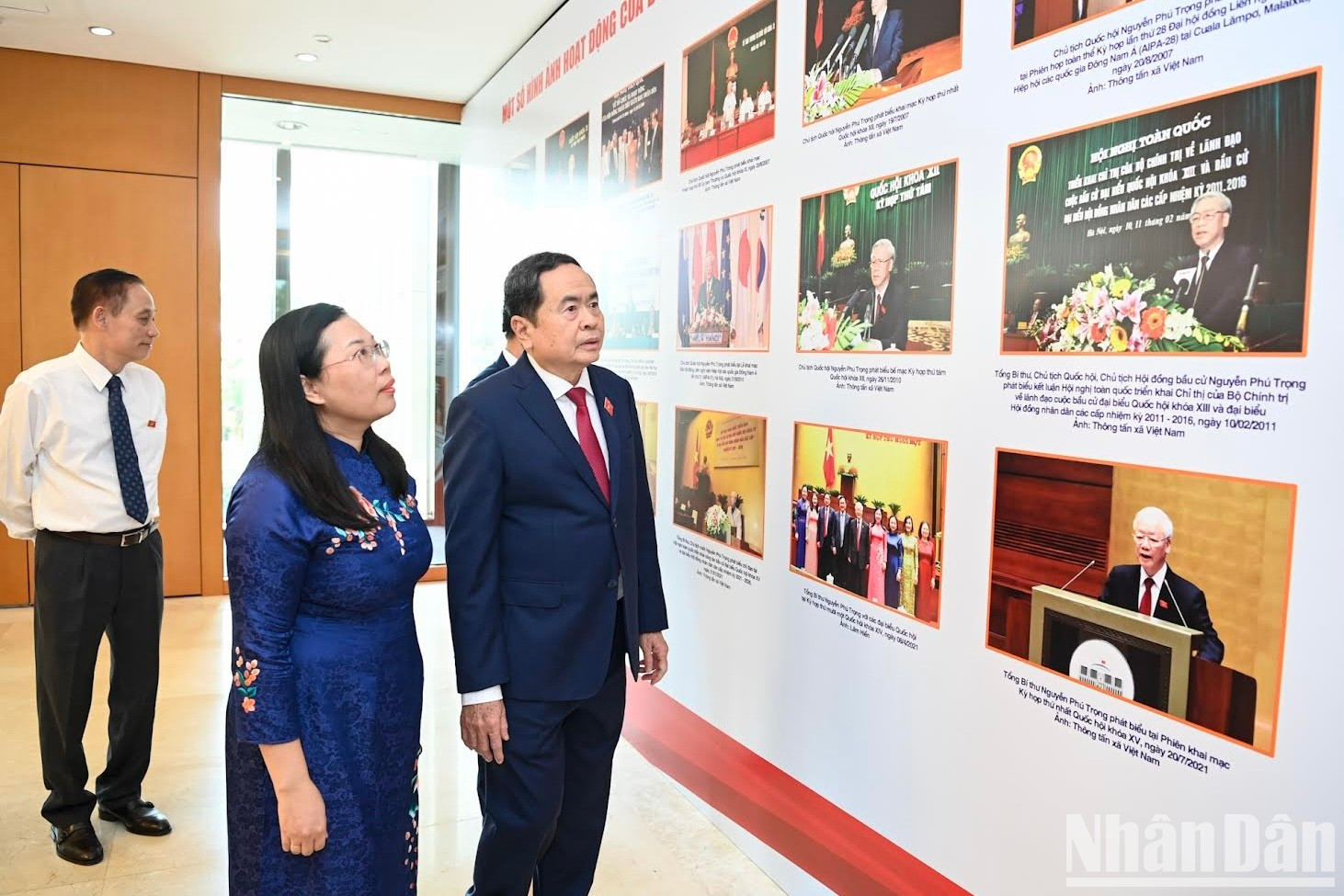El presidente de la Asamblea Nacional, Tran Thanh Man, visita la exposición de fotografías sobre las actividades del secretario general del PCV, Nguyen Phu Trong. El presidente de la Asamblea Nacional, Tran Thanh Man, visita la exposición de fotografías sobre las actividades del secretario general del PCV, Nguyen Phu Trong.