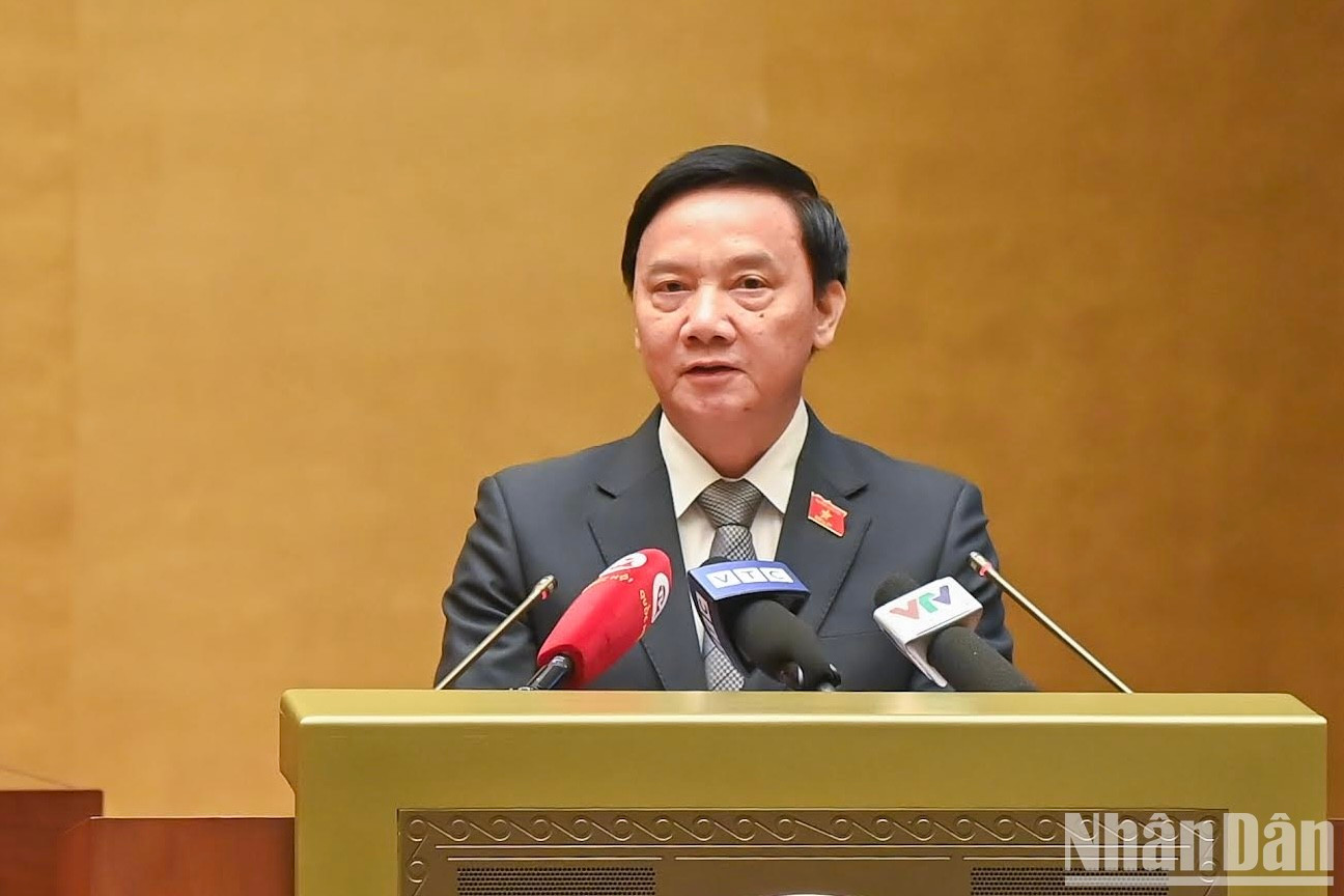 El vicepresidente de la Asamblea Nacional Nguyen Khac Dinh presenta el propósito de la publicación, el valor, el significado y el contenido del libro. El vicepresidente de la Asamblea Nacional Nguyen Khac Dinh presenta el propósito de la publicación, el valor, el significado y el contenido del libro.