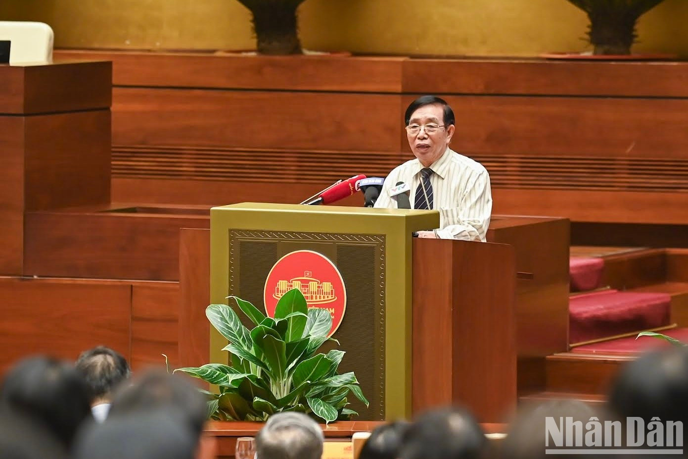 El ex jefe de la Oficina de la Asamblea Nacional, Bui Ngoc Thanh, habla sobre el libro. El ex jefe de la Oficina de la Asamblea Nacional, Bui Ngoc Thanh, habla sobre el libro.