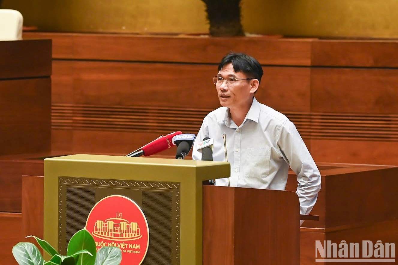 Nguyen Duc Minh, vicepresidente de la Academia de Ciencias Sociales de Vietnam, expresa sus sentimientos sobre el libro. Nguyen Duc Minh, vicepresidente de la Academia de Ciencias Sociales de Vietnam, expresa sus sentimientos sobre el libro.