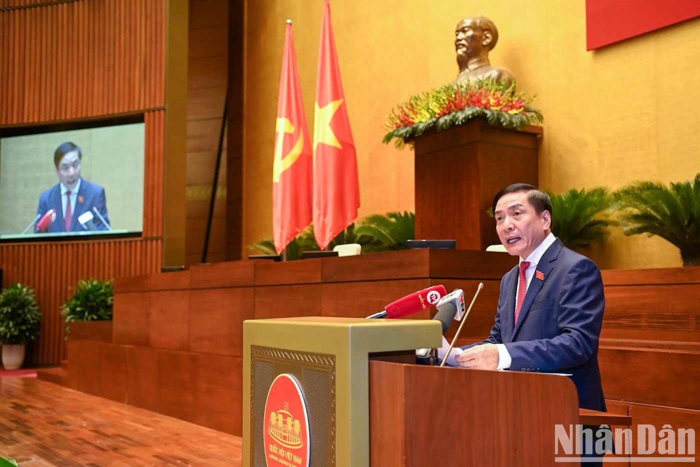 El secretario general y jefe de la Oficina de la Asamblea Nacional, Bui Van Cuong, pronuncia el discurso de apertura del acto. El secretario general y jefe de la Oficina de la Asamblea Nacional, Bui Van Cuong, pronuncia el discurso de apertura del acto.