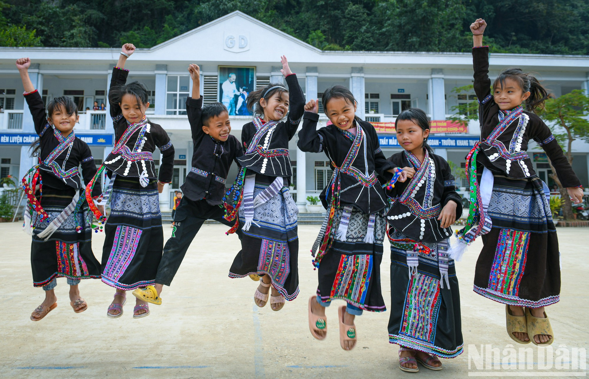 Imagen feliz de estudiantes de la etnia Lu en su querida escuela. Imagen feliz de estudiantes de la etnia Lu en su querida escuela.